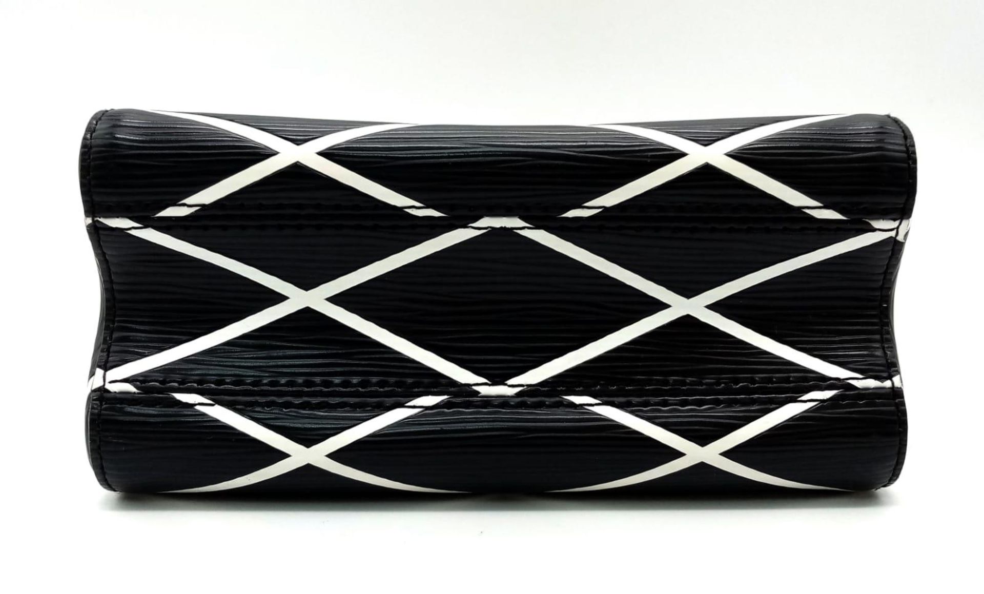 A Louis Vuitton Twist Shoulder Bag in Black Epi Leather with White Diamond Pattern, Silver Coloured - Image 6 of 9
