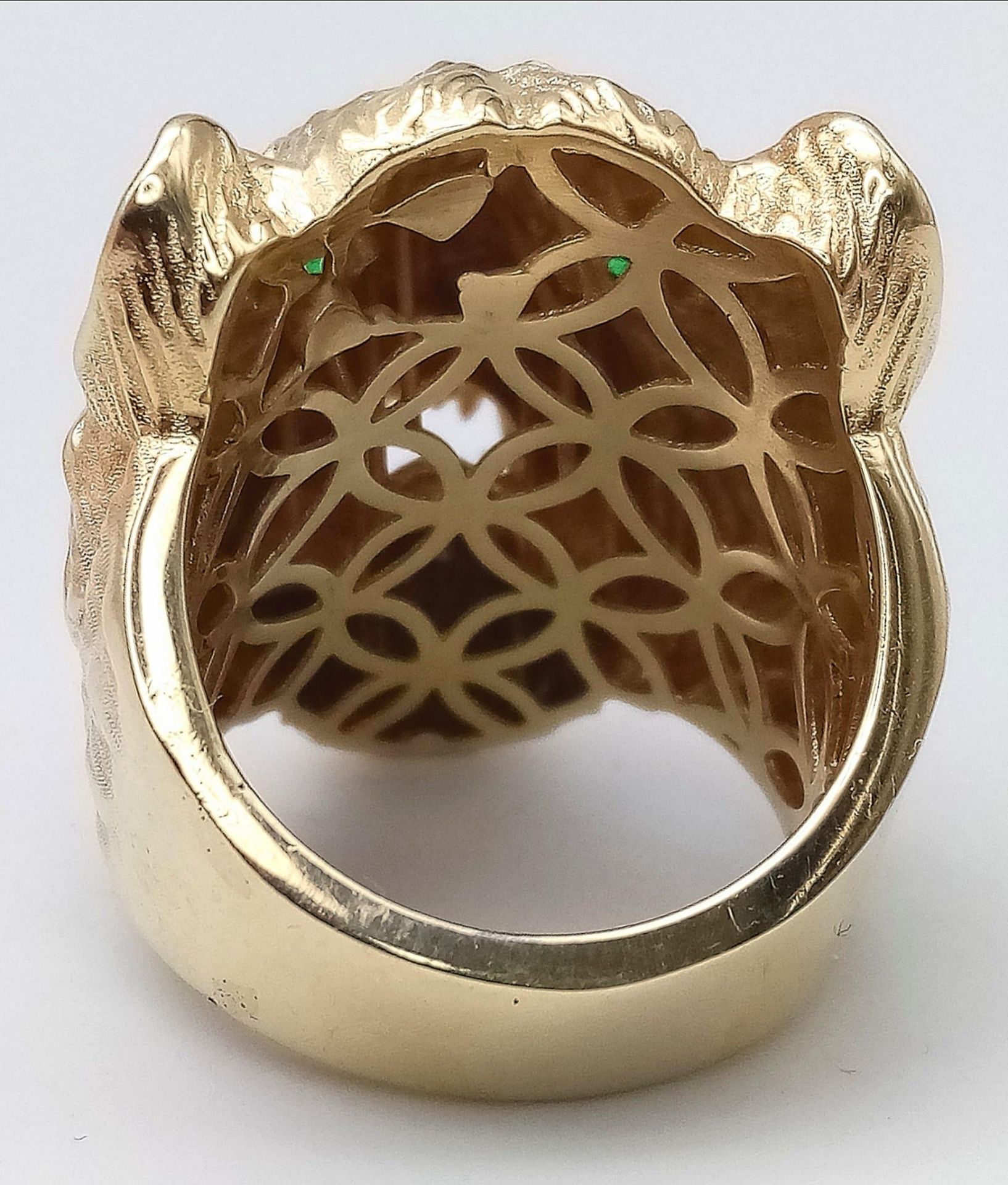 A 9K YELLOW GOLD TIGER / LEOPARD HEAD RING WITH GREEN STONES SET IN THE EYES. 10.8G. SIZE S - Bild 4 aus 5