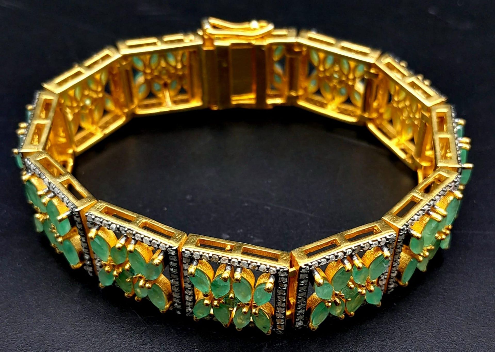 An Emerald and Diamond Gemstone Tennis Bracelet set in Gilded 925 Silver. Floral design. Old cut - Bild 2 aus 10