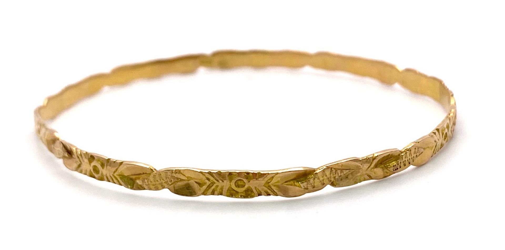 A Vintage 18K Gold Bangle with Decorative Twist Design. 7.67g weight.