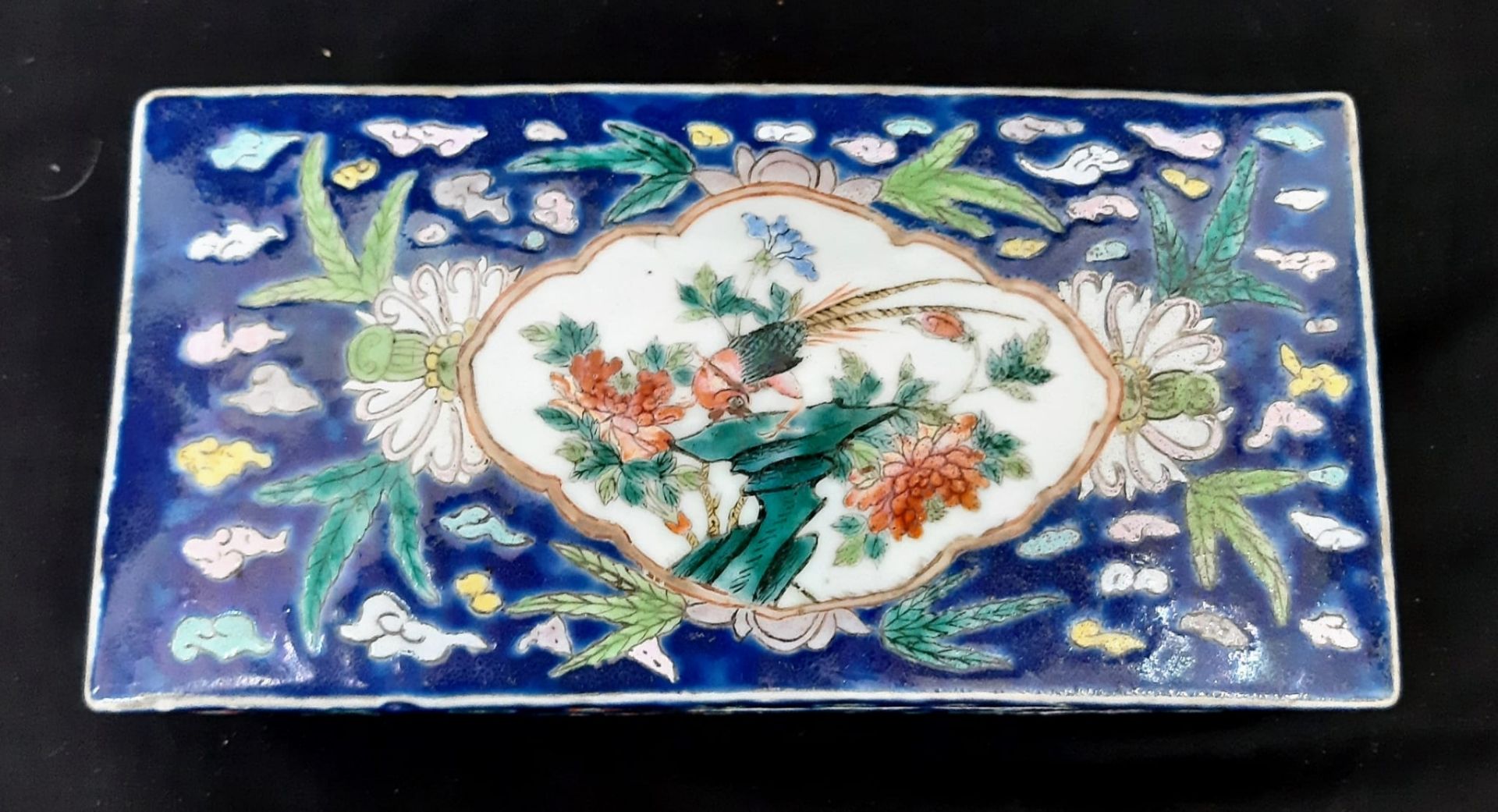 An Antique 19th Century Chinese Hand-Painted Large Jewellery/Trinket Ceramic Box. A colourful glazed - Bild 5 aus 7