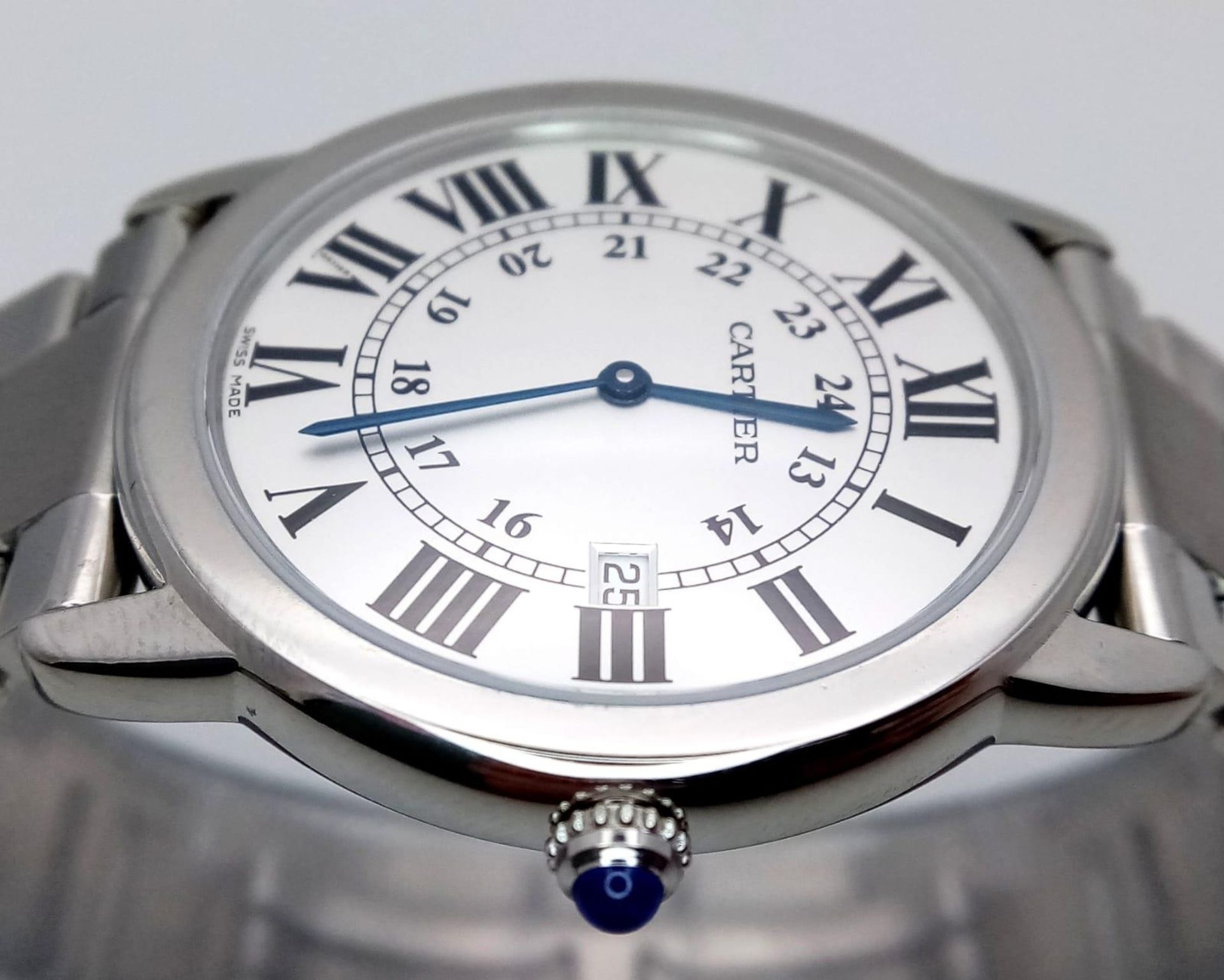 A FABULOUS CARTIER RONDE SOLO WATCH IN STAINLESS STEEL WITH ROMAN NUMERALS ,DATE BOX AND - Bild 4 aus 8