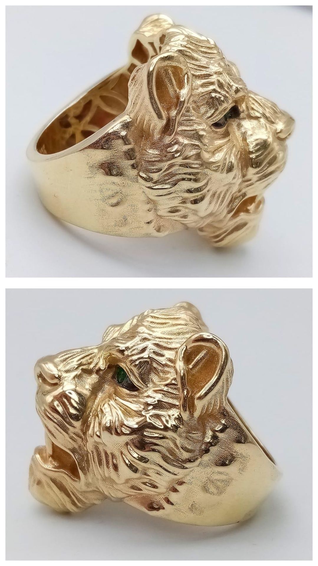 A 9K YELLOW GOLD TIGER / LEOPARD HEAD RING WITH GREEN STONES SET IN THE EYES. 10.8G. SIZE S - Bild 2 aus 5