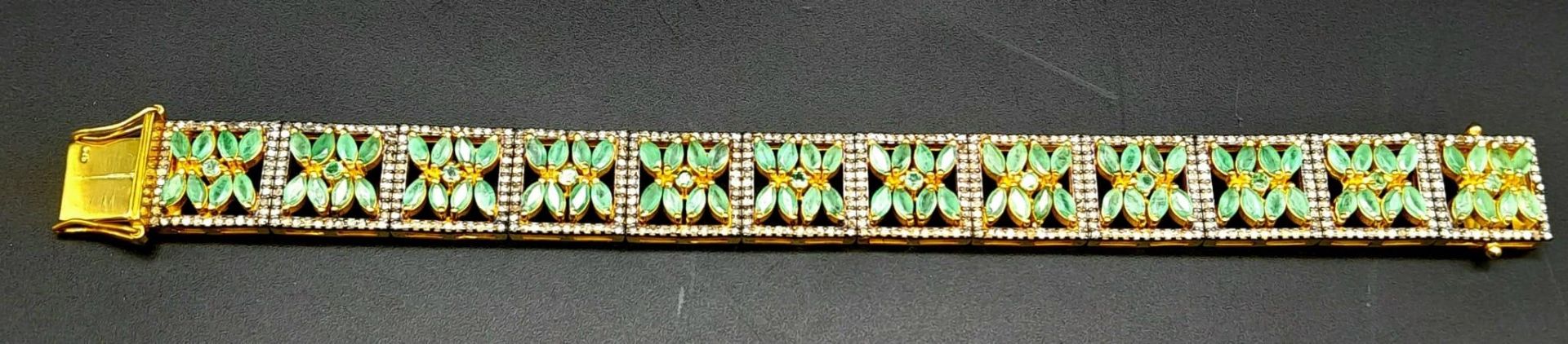 An Emerald and Diamond Gemstone Tennis Bracelet set in Gilded 925 Silver. Floral design. Old cut - Bild 5 aus 10