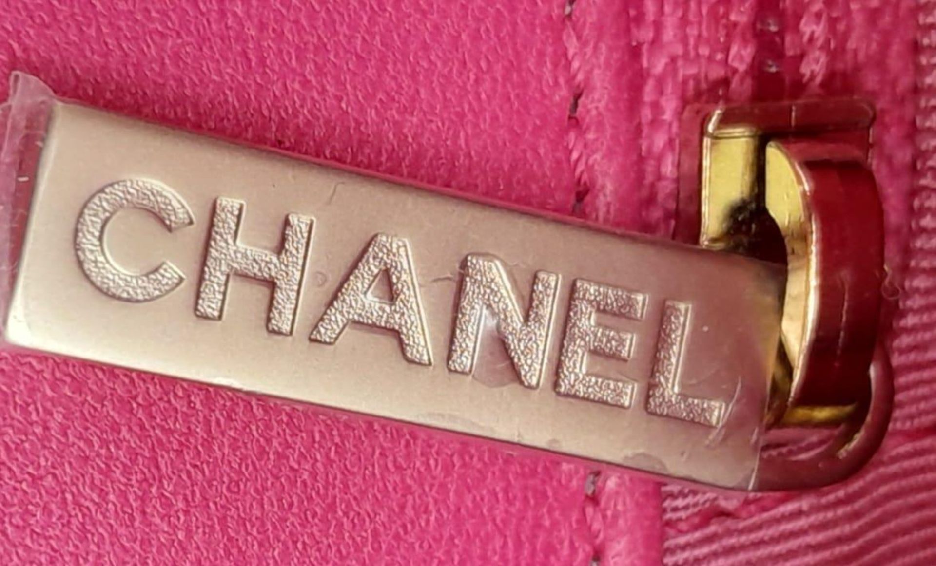 Chanel Mademoiselle Chic Flap Bag. Beautiful deep pink quilted lambskin leather with diamond - Bild 11 aus 14