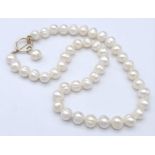 A Cultured Pearl Necklace with Gilded Clasp. 42cm. Pearls 8/9mm.