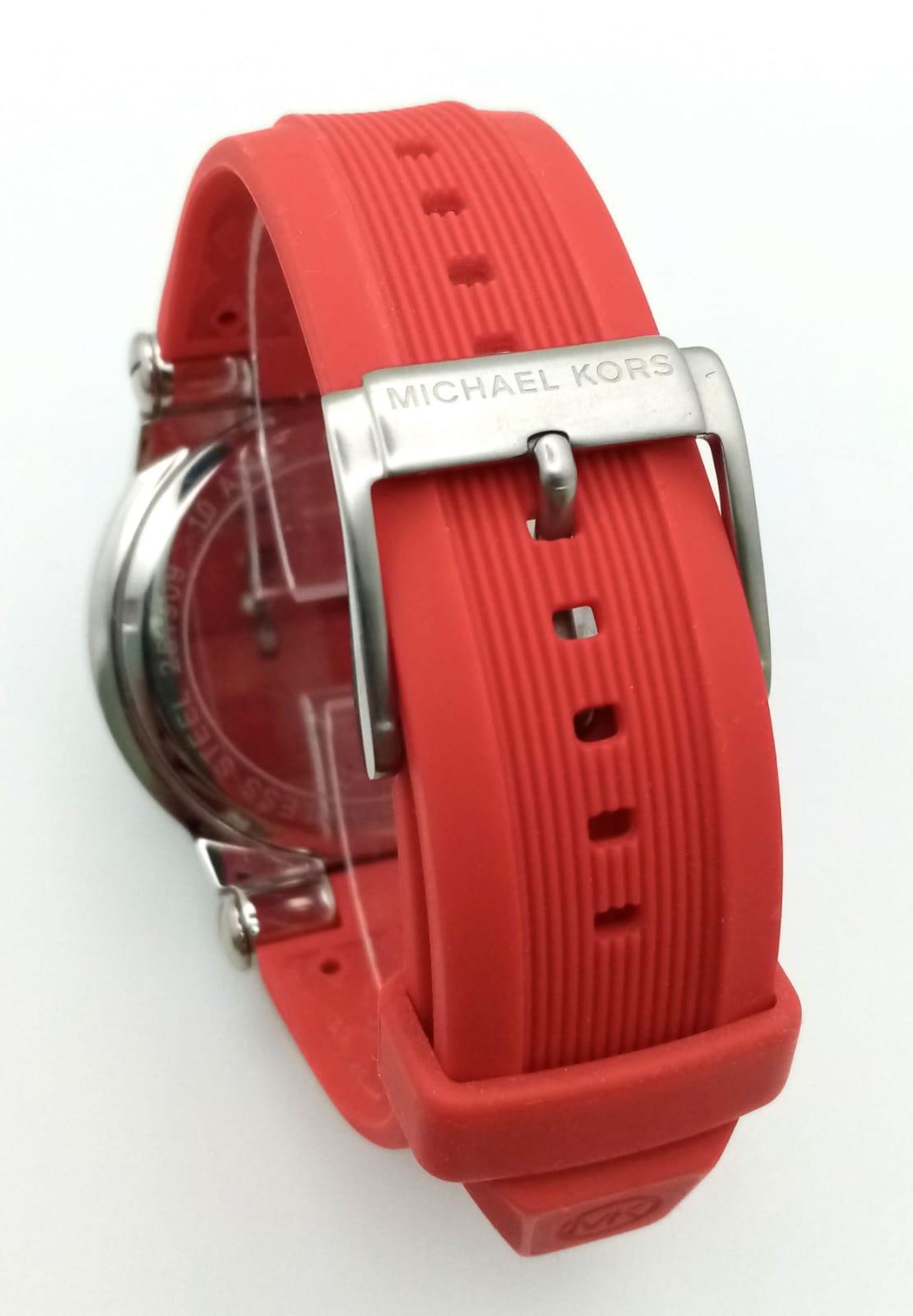 A Designer Michael Kors Chronograph Gents Watch. Red rubber strap. Stainless steel case - 49mm. - Bild 5 aus 5