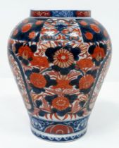 Stunning large Antique Japanese Meiji Period Porcelain Imari Vase. Exceptional quality, measures 9