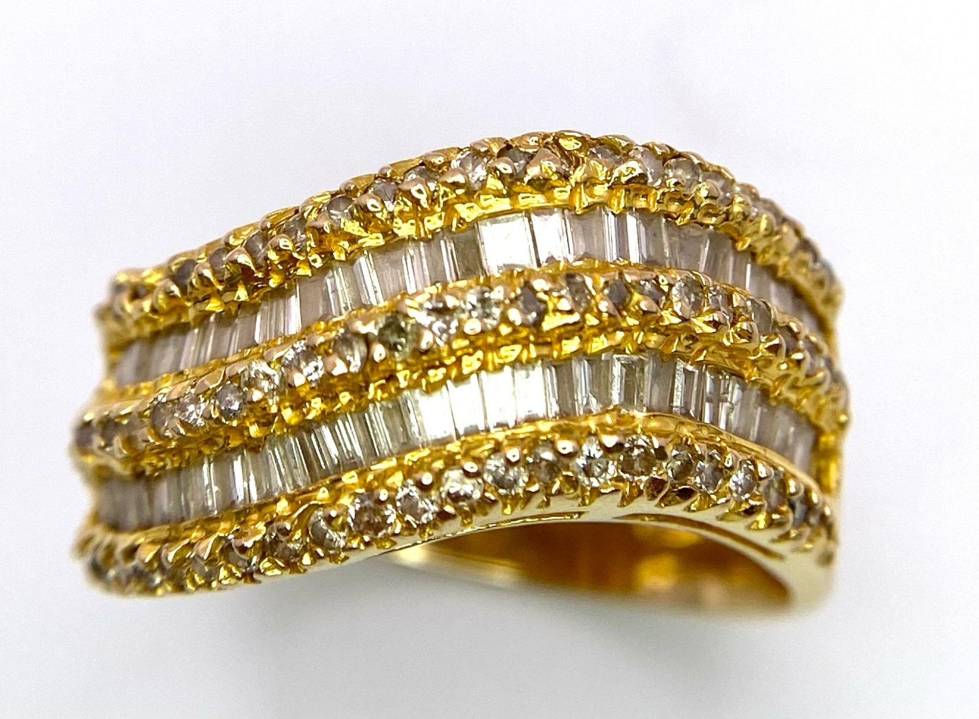 AN 18K YELLOW GOLD DIAMOND SET 5 ROW BAND RING. 1.10CTW OF ROUND BRILLIANT AND TAPERED BAGUETTE - Bild 2 aus 5