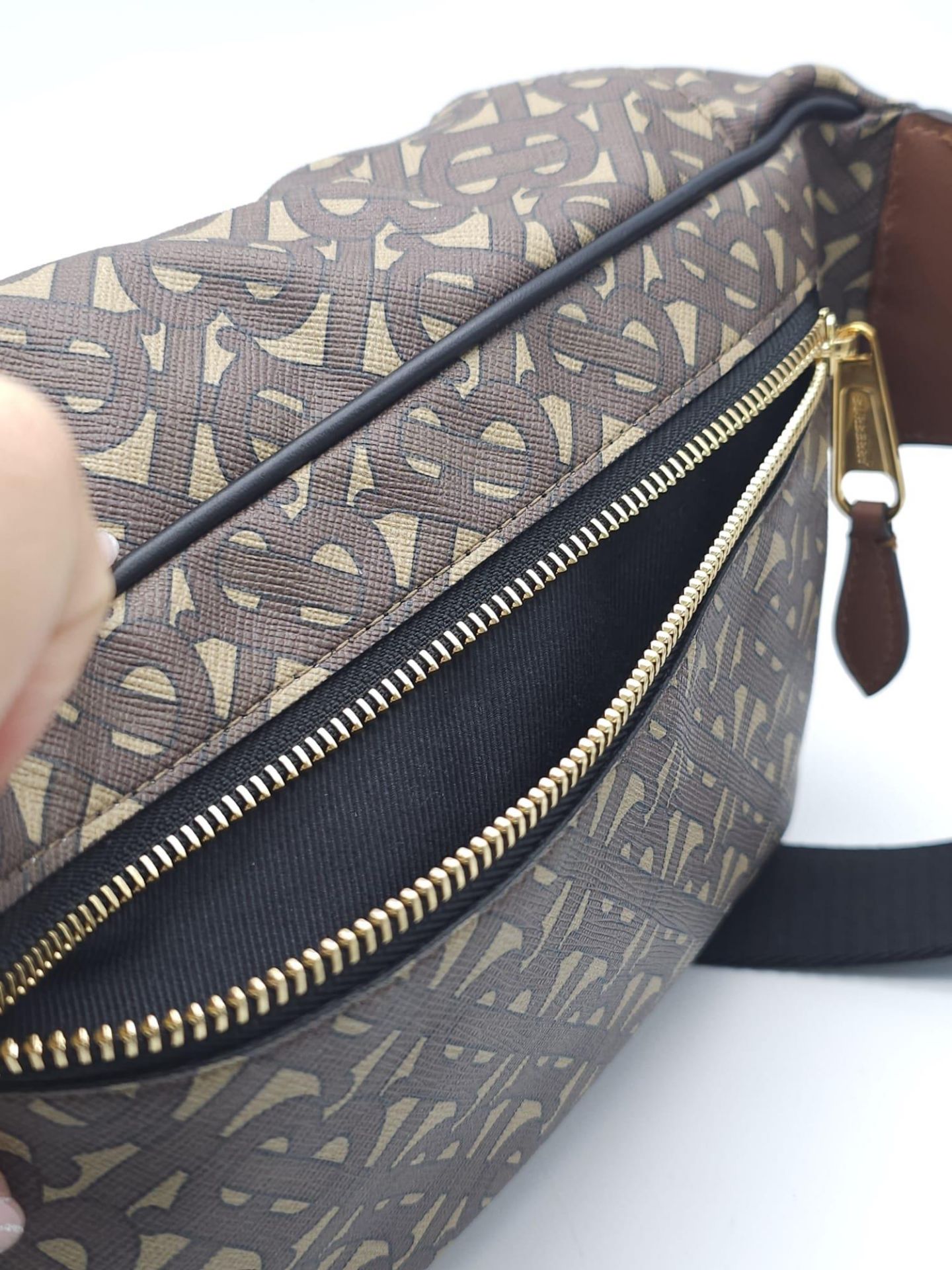 Burberry Canvas Bum Bag. 'B' monogrammed pattern with gold tone hardware. Main zip reveals sizable - Bild 8 aus 10