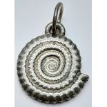 A STERLING SILVER SHELL PENDANT. 25MM. 5.4G