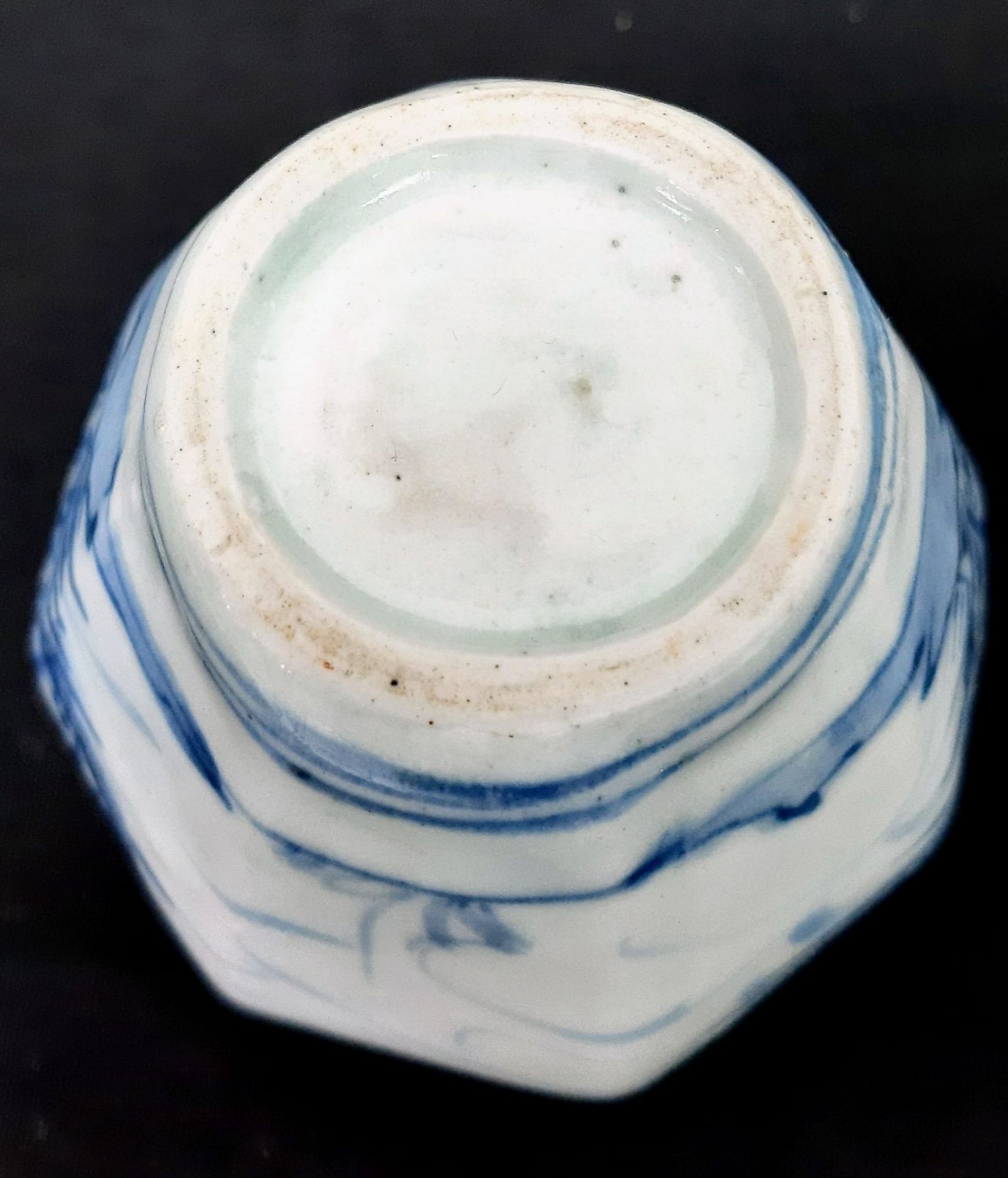 An Antique Ming Dynasty Small Blue and White Porcelain Pot. Please see photos for conditions. 9cm - Image 6 of 6