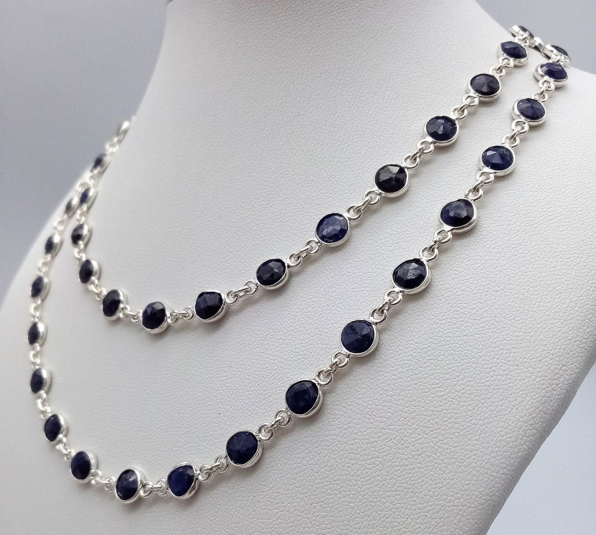A Round Cut Blue Sapphire Gemstone Chain Necklace set in 925 Silver. 74cm length. 23.6g weight. Ref: - Bild 8 aus 11