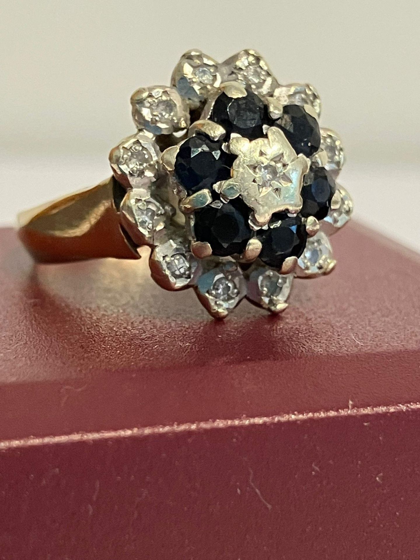 Stunning vintage 9 carat GOLD, DIAMOND and SAPPHIRE CLUSTER RING. Fully hallmarked. Presented in a - Bild 3 aus 3