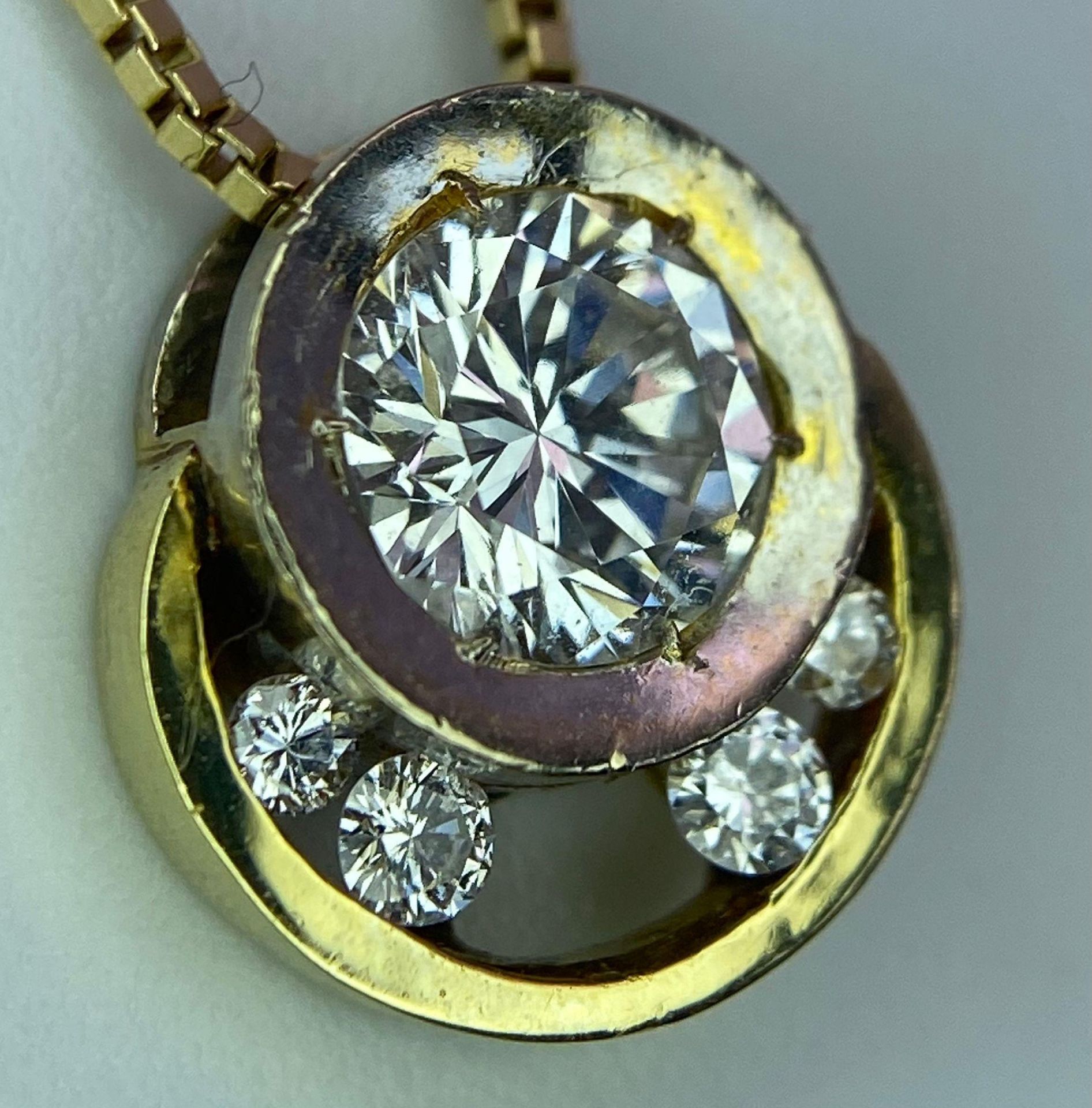 A DESIGNER WHITE AND YELLOW GOLD DIAMOND PENDANT ON A 40cme 14K GOLD CHAIN .4.25gms 009048 - Bild 3 aus 6