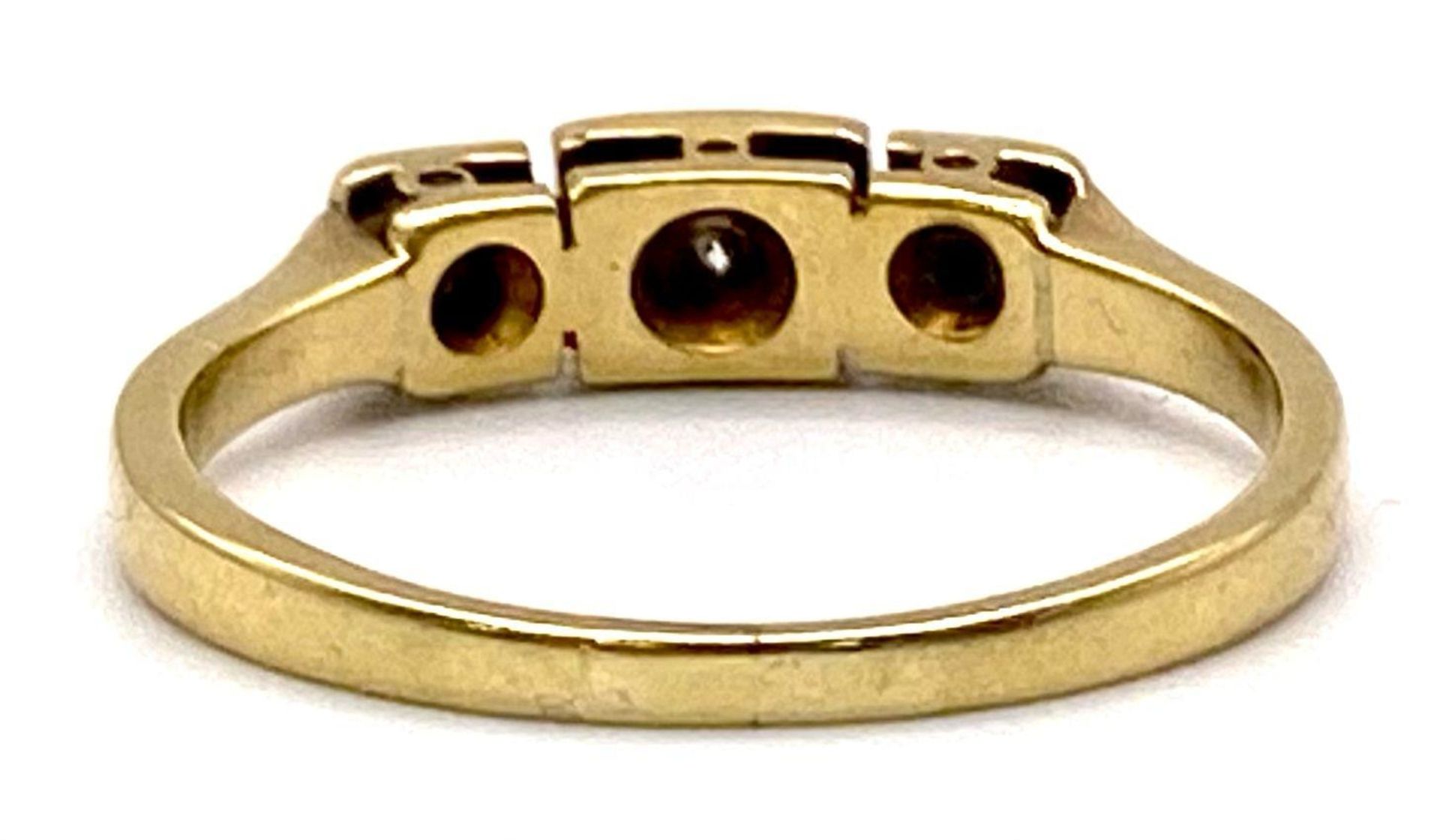 A 18kt Yellow Gold Ring with Trio of Diamonds. Each of the three Diamonds are mounted and framed - Image 3 of 4