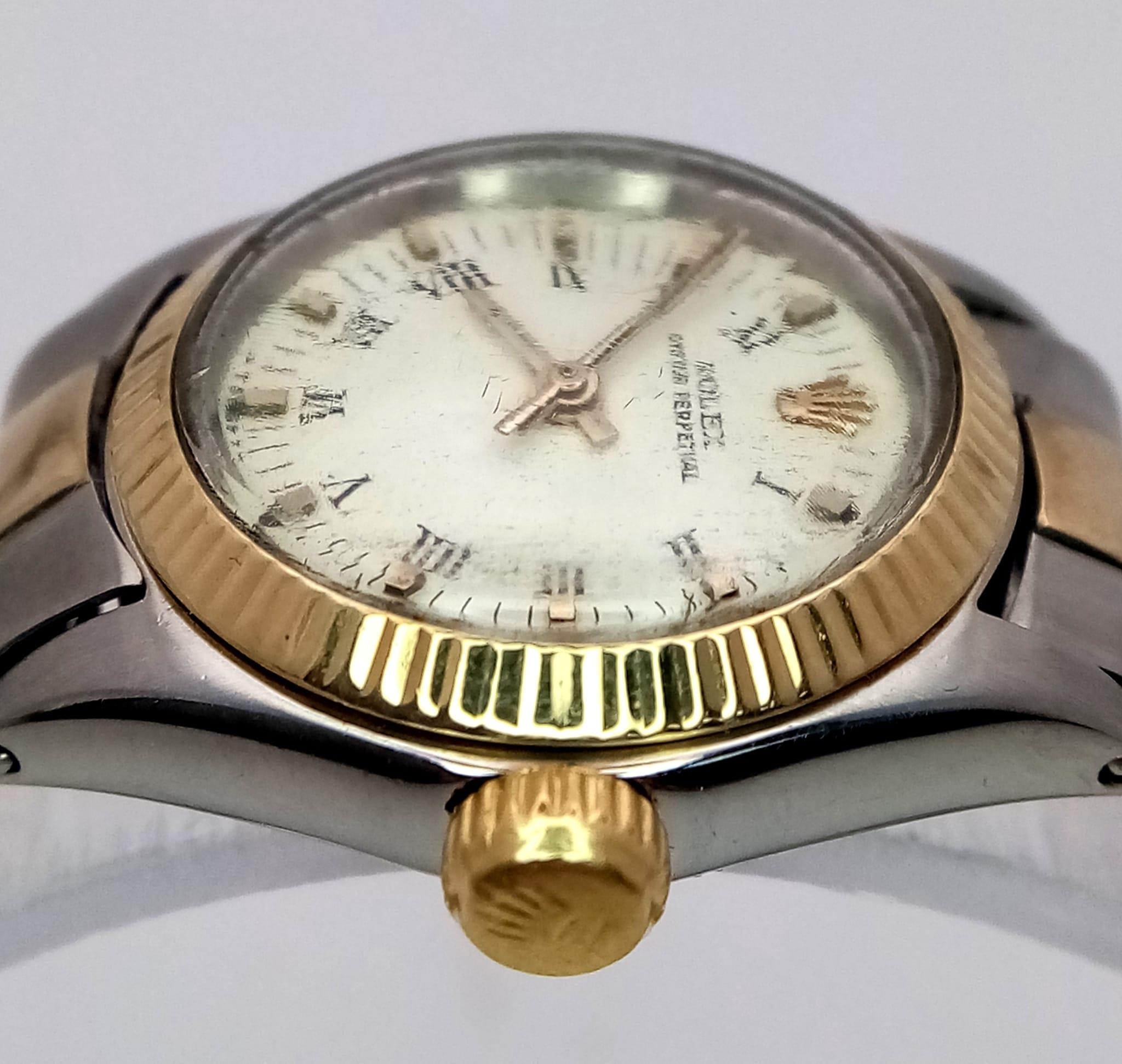 A VINTAGE LADIES ROLEX OYSTER PERPETUAL BI-METAL WRIST WATCH WITH ROMAN NUMERALS AND WHITE DIAL . - Image 4 of 7
