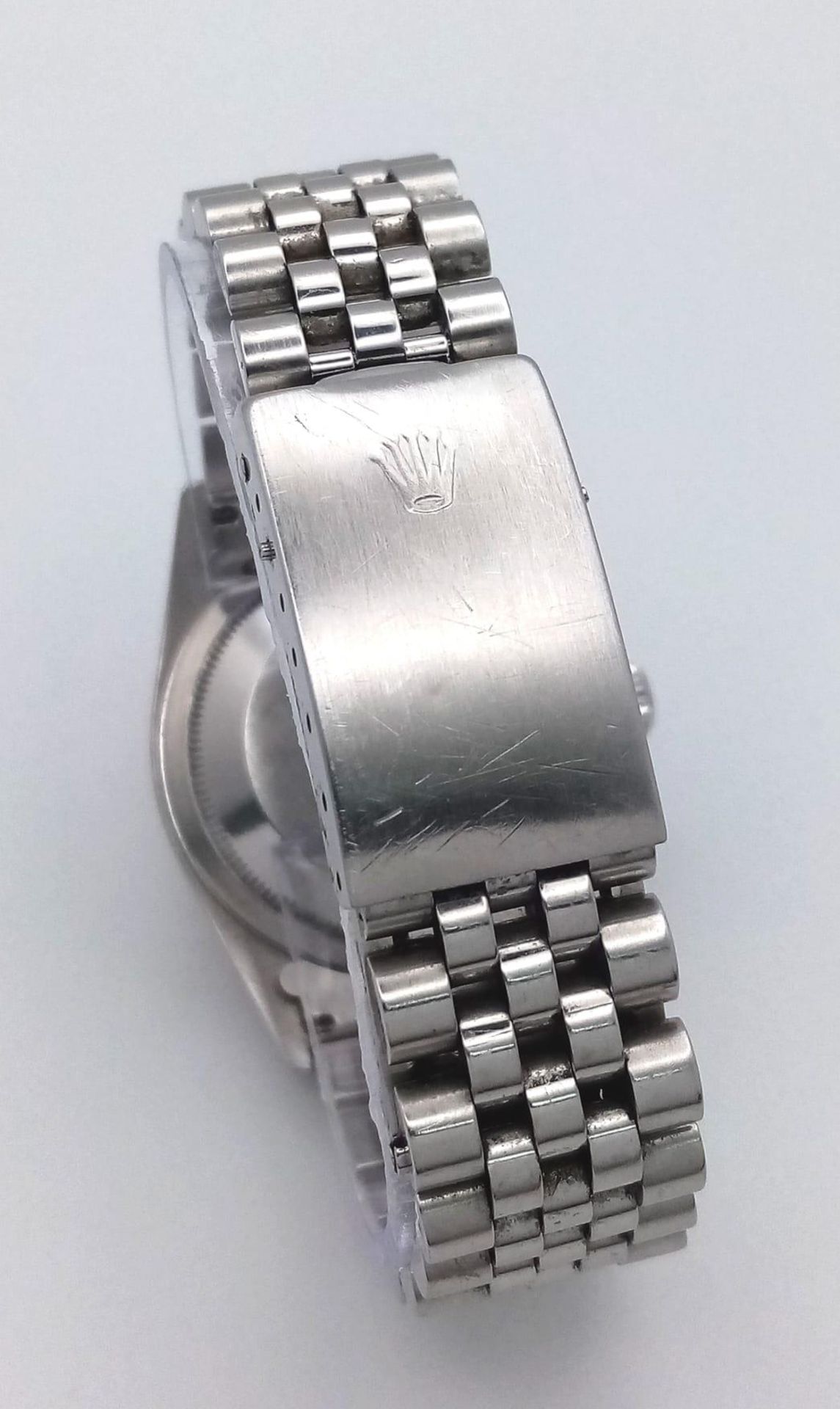 A GENTS ROLEX OYSTER PERPETUAL DATEJUST WATCH IN STAINLESS STEEL WITH WHITE DIAL , ROMAN NUMERALS - Image 13 of 19
