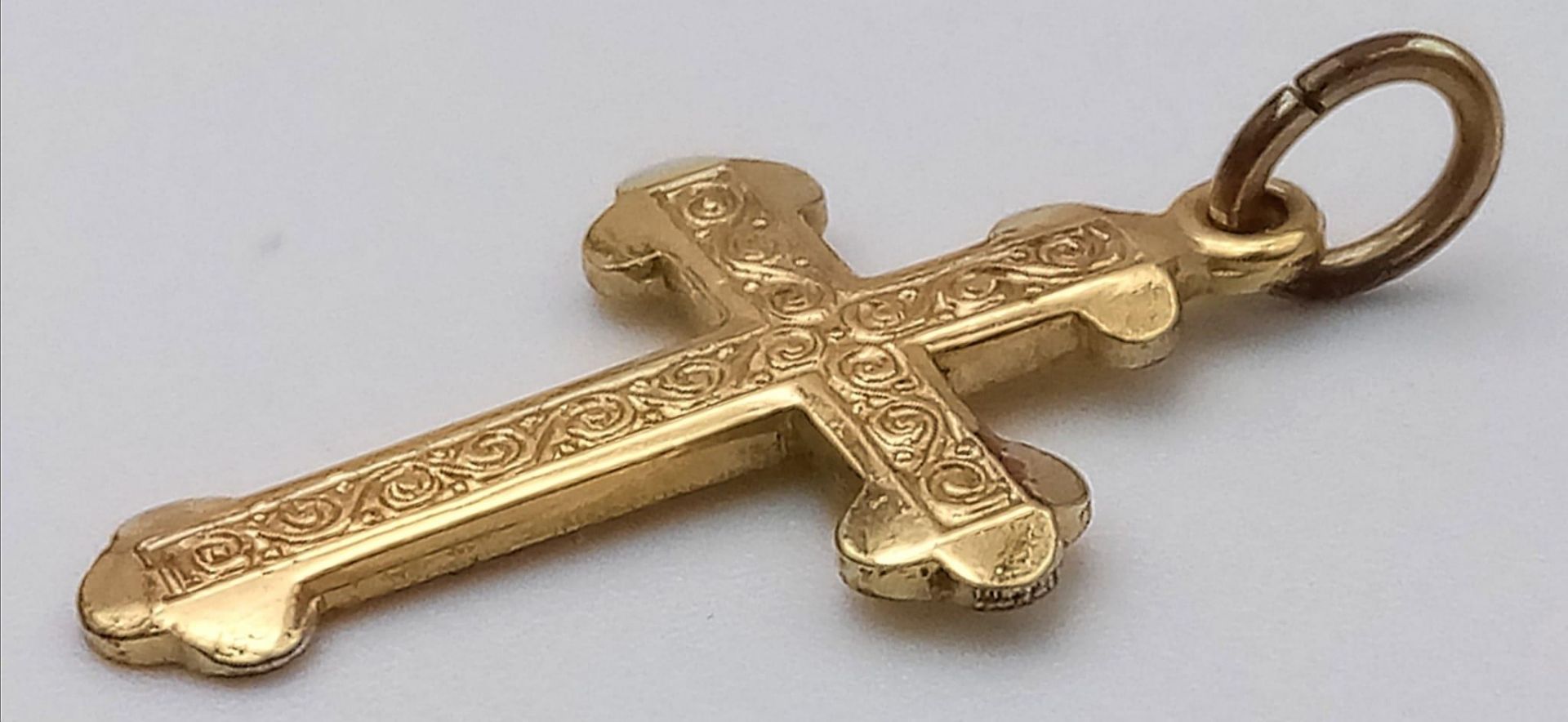 A Vintage 9K Yellow Gold Cross Pendant/Charm. 2cm. 0.7g weight. - Image 2 of 5