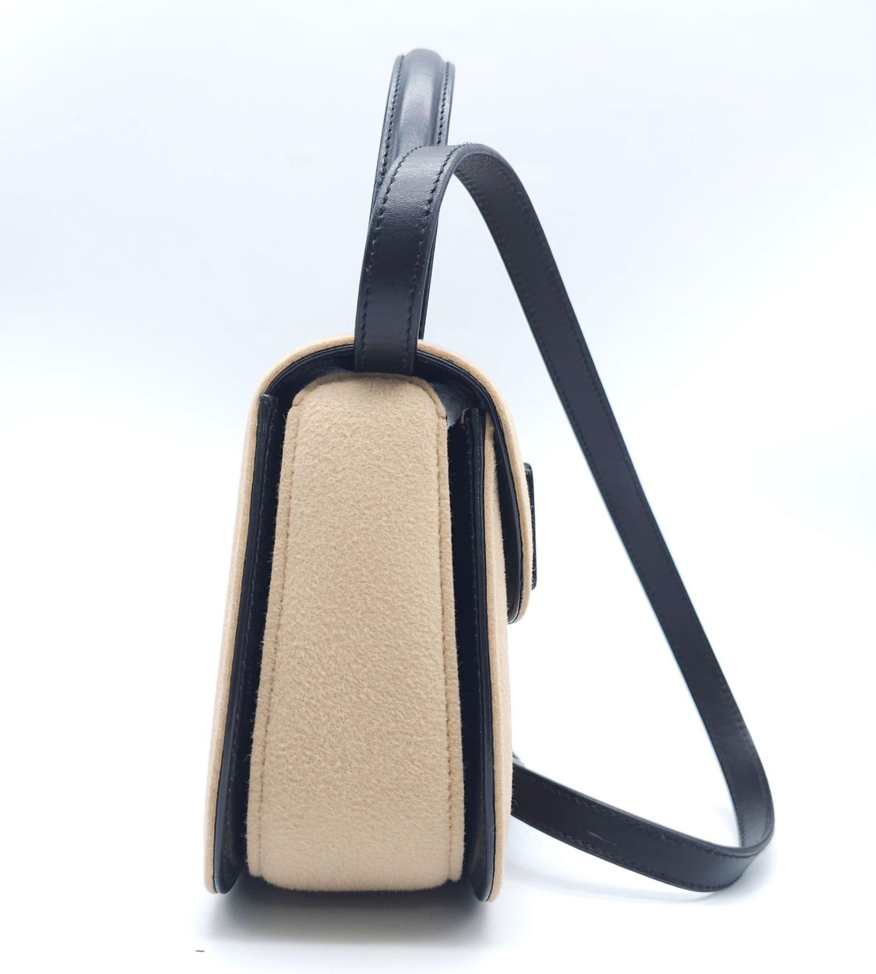Gucci Tan Wool Purse. This Gucci tan wool purse features a black bar closure, black leather - Bild 10 aus 29