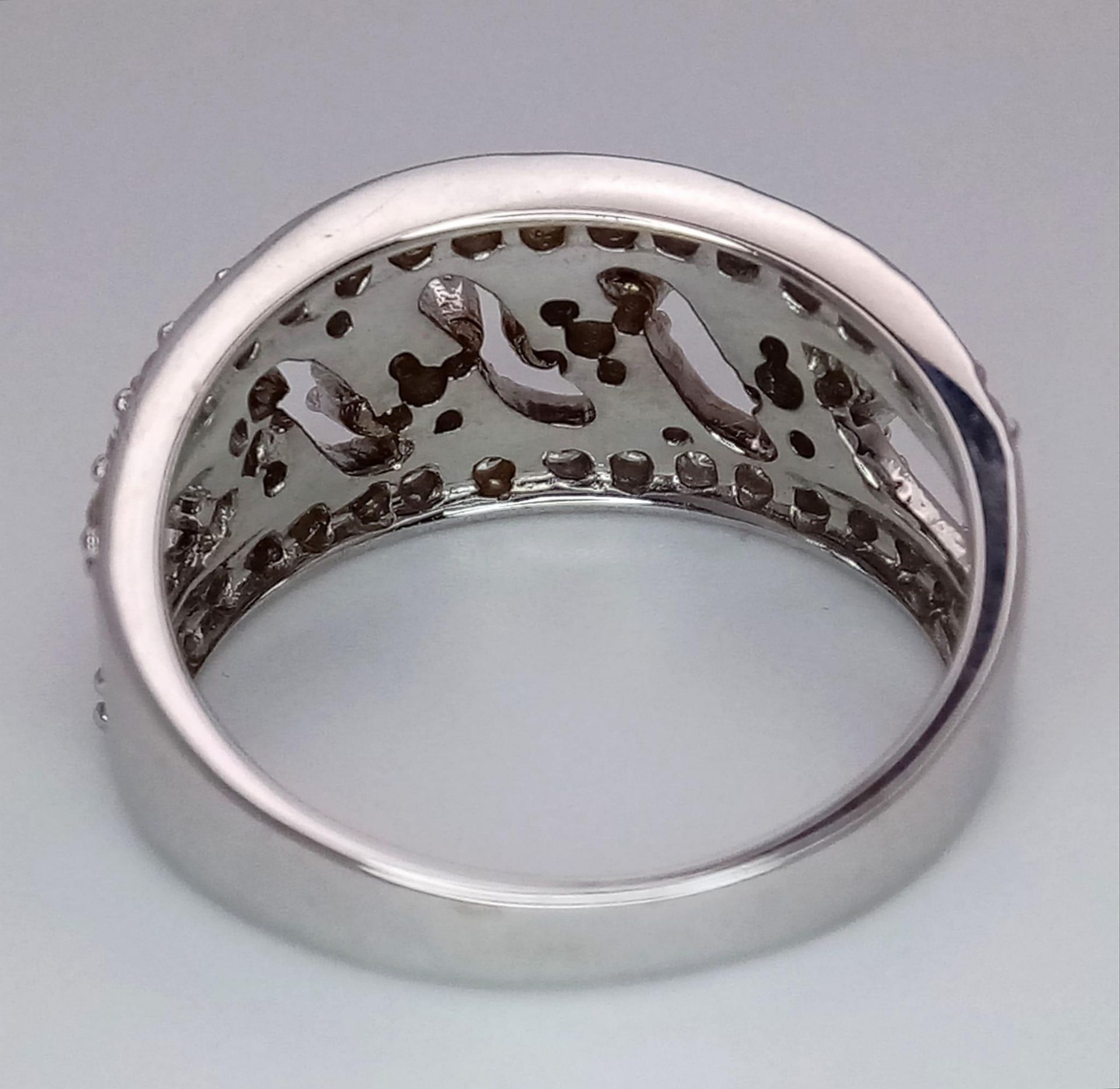 A 18CT WHITE GOLD FANCY WIDE BAND DIAMOND SET RING 5.8G 0.85CT SIZE N/O ref: P194 - Image 3 of 5