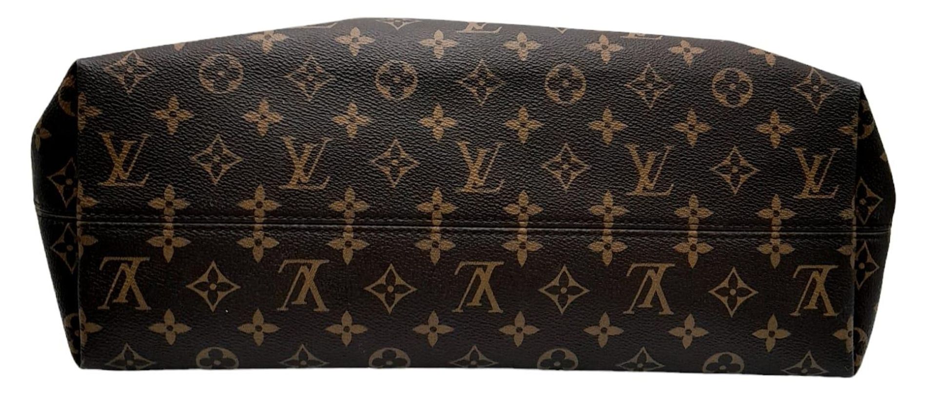 Louis Vuitton Graceful Hobo Bag. In classic Monogram canvas, this extra-roomy yet lightweight bag - Image 4 of 21