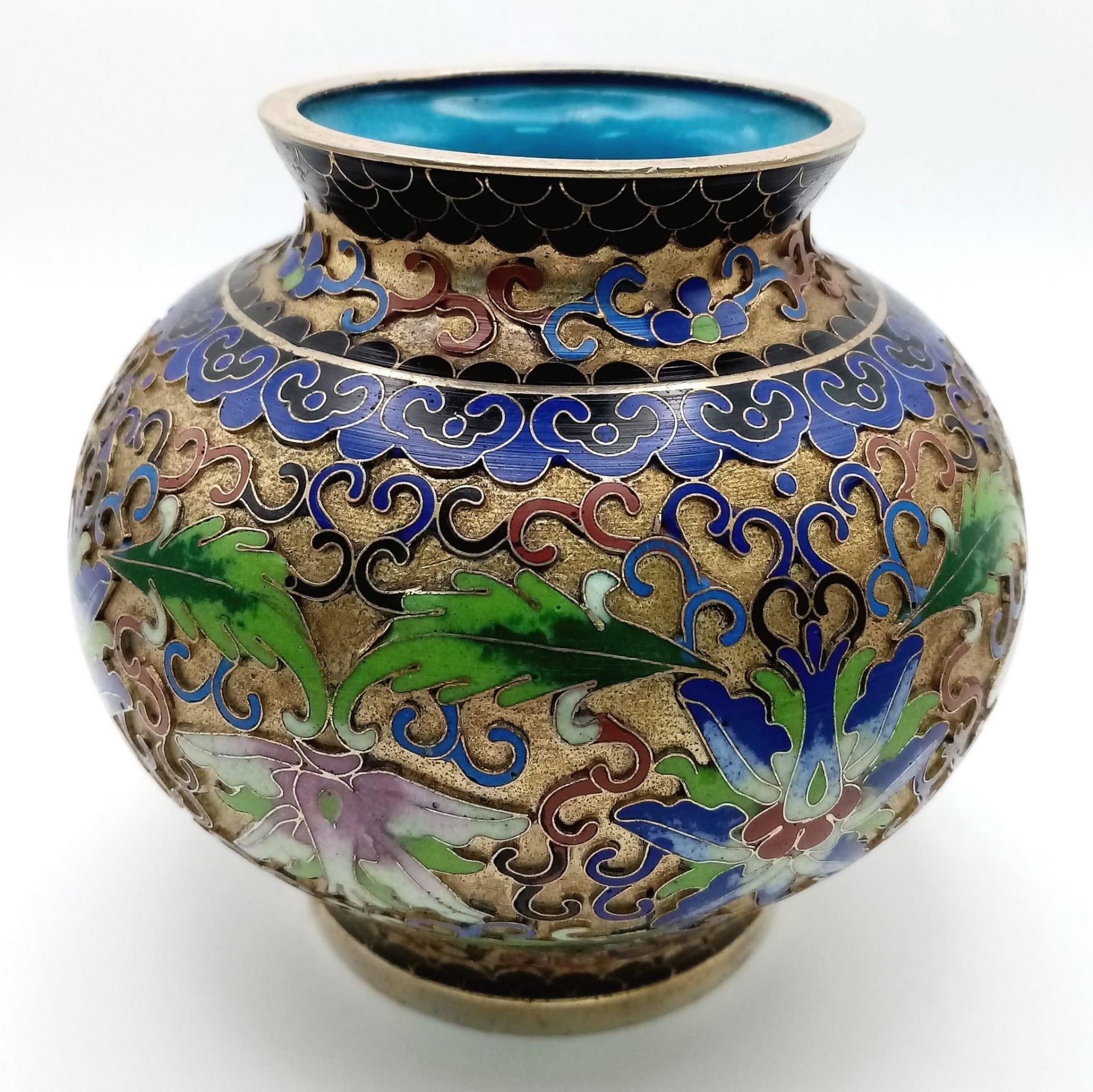 Stunning vintage Chinese Cloisonné Enamel Circular Pot. Wonderful floral decoration against a gold - Bild 6 aus 14