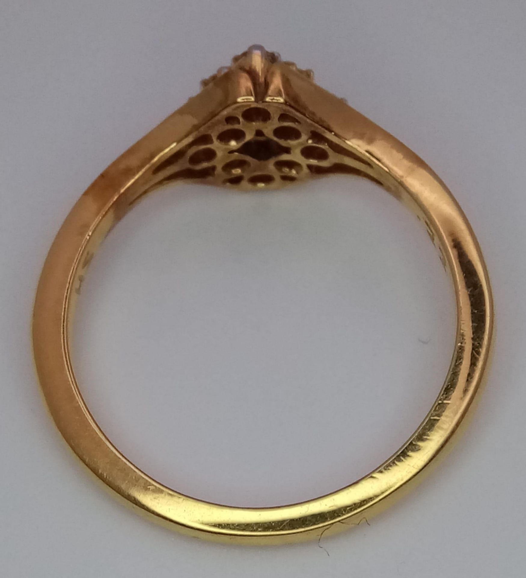A 18K YELLOW GOLD DIAMOND RING 3.2G SIZE N 1/2 ref: H 5001 - Image 3 of 4
