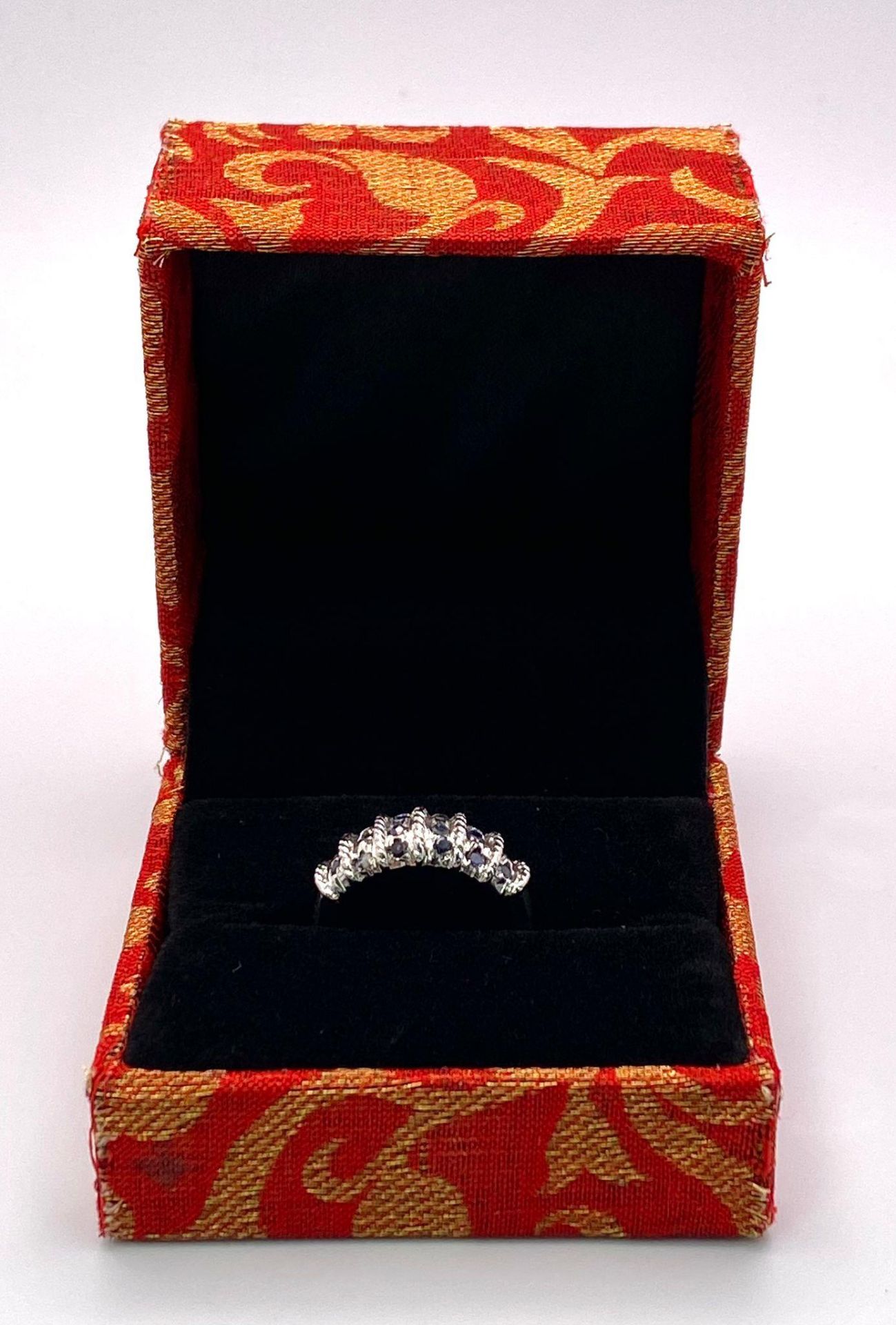 A Graduating Vertical Band Sapphire 925 Silver Ring. Sapphires - 2ctw. 4.77g total weight. Size M. - Bild 4 aus 5