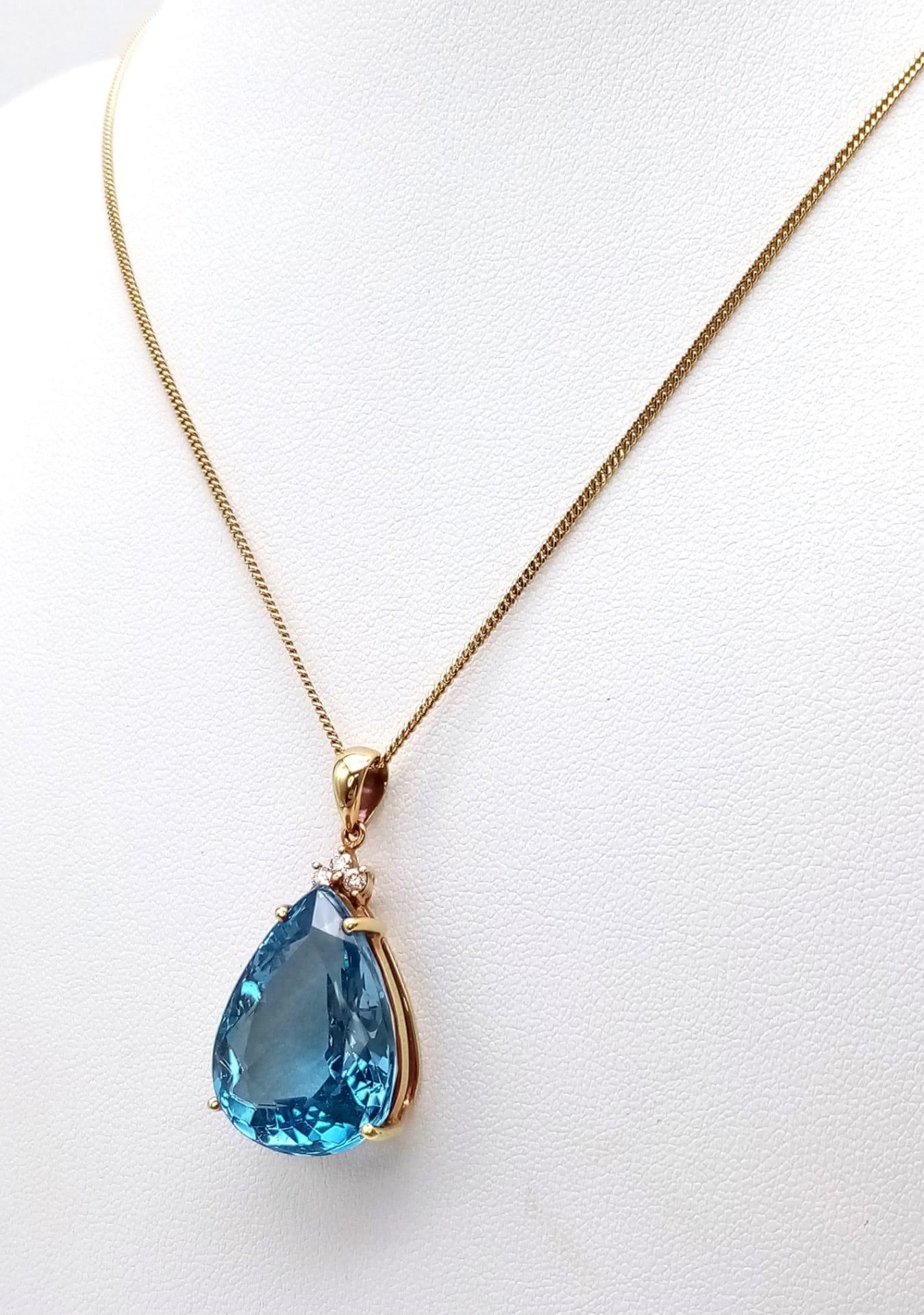 A Captivating 29ct Brazilian Blue Topaz, Diamond and 18K Gold Pendant - On an 18K Yellow Gold - Image 3 of 13