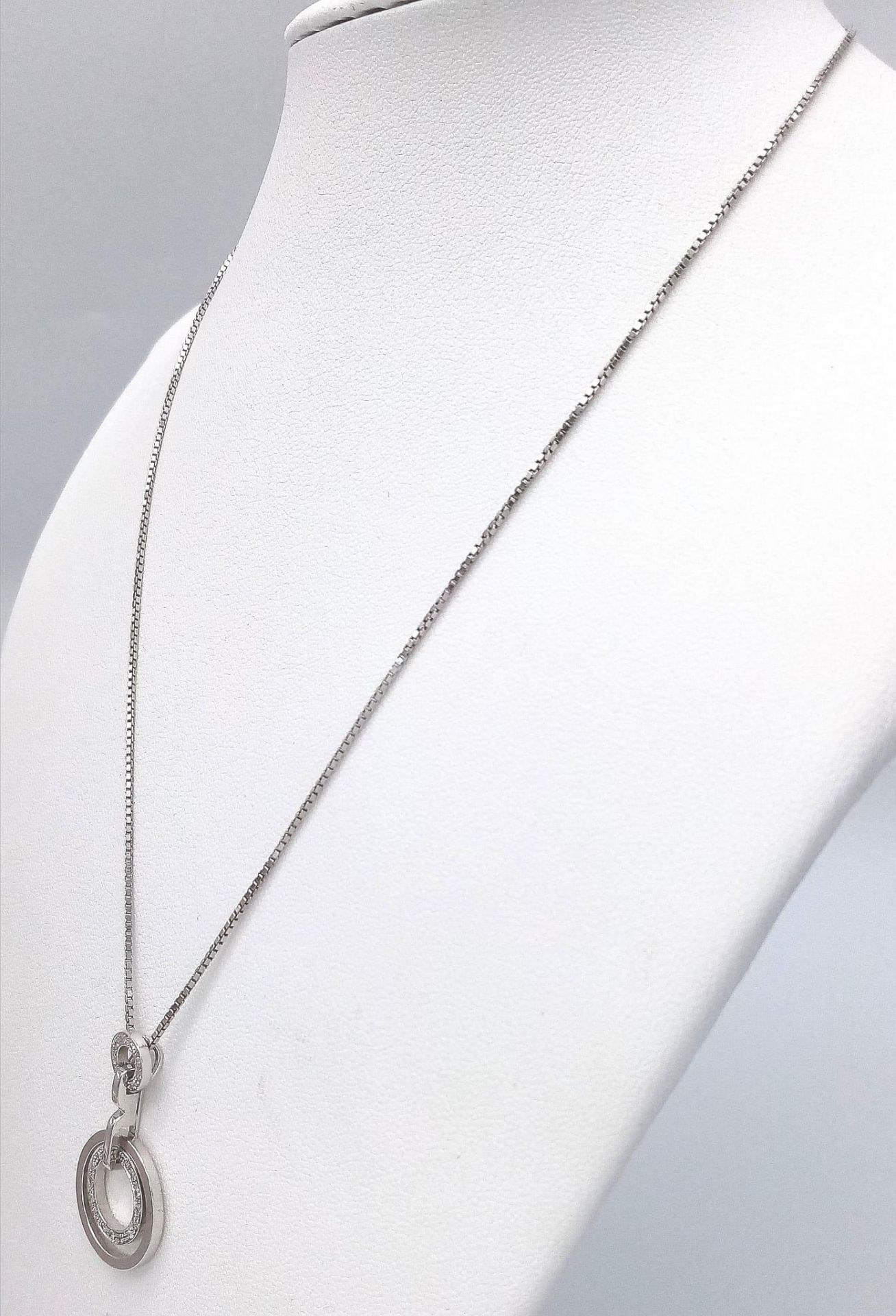 An 18K White Gold Diamond Set Circular Articulated Pendant on a Box Chain. 7.9g total weight. 16" - Image 5 of 6