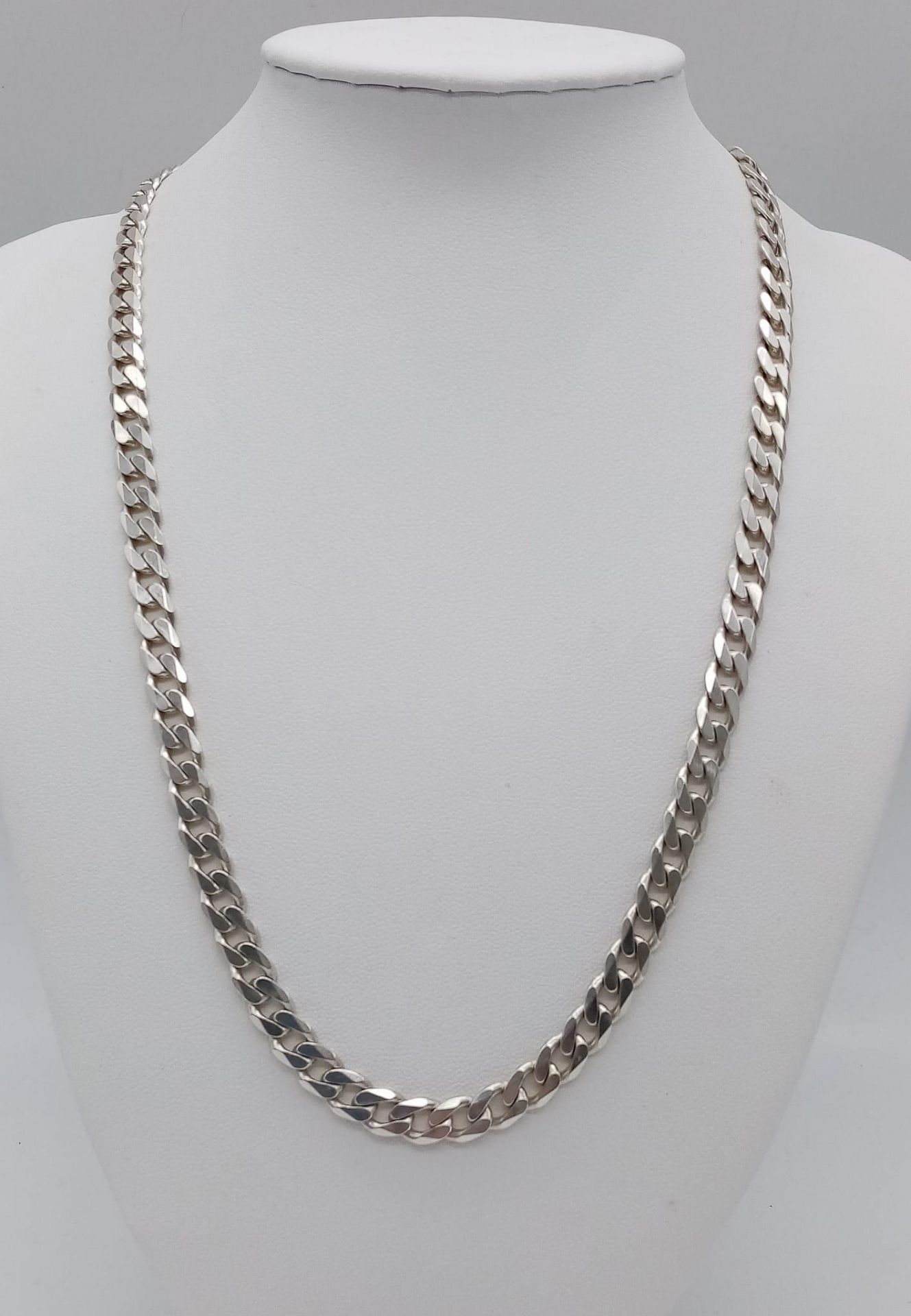 A STERLING SILVER CURB NECKLACE. TOTAL WEIGHT 32.8G. TOTAL LENGTH APPROX 53CM.