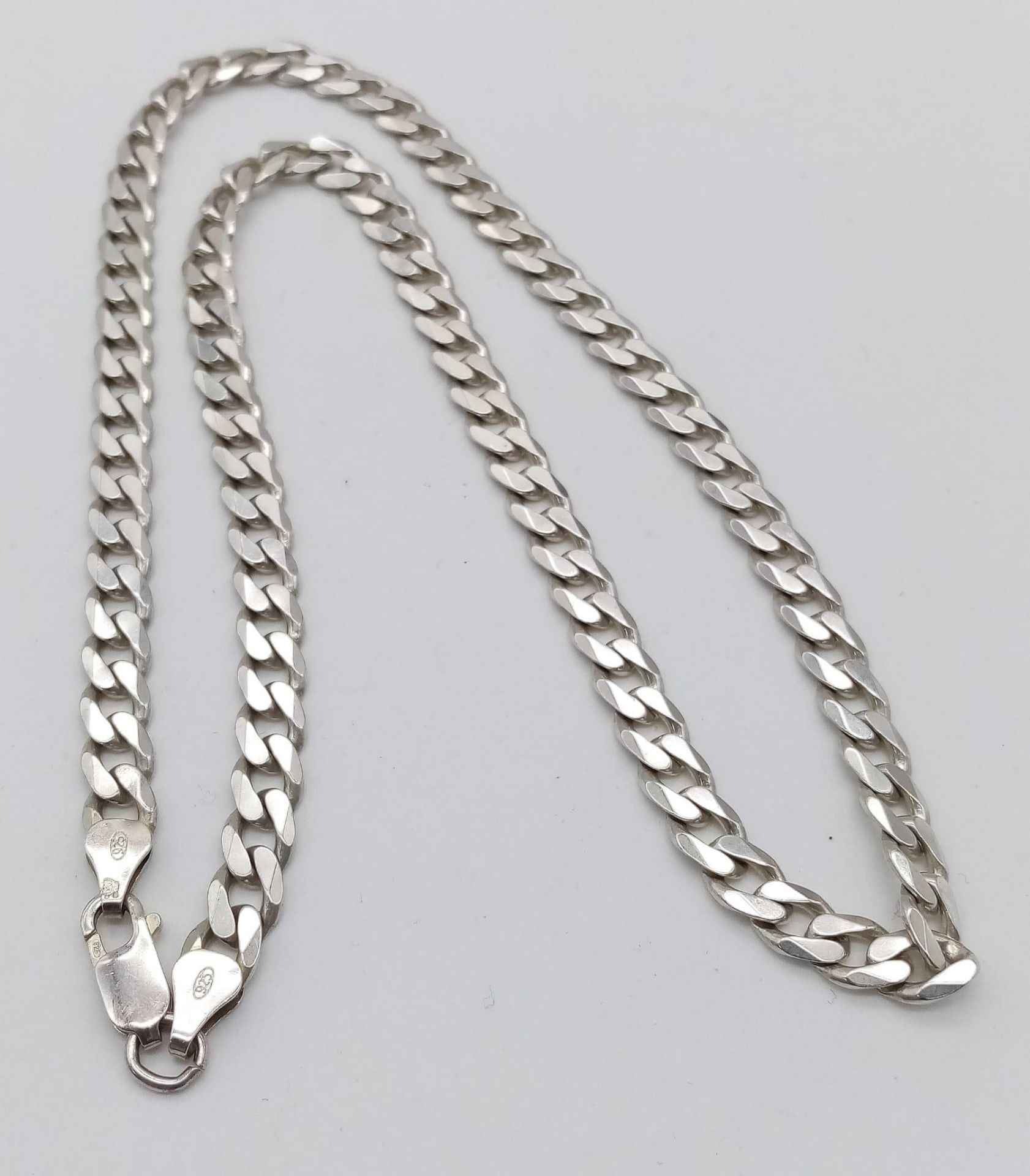 A STERLING SILVER CURB NECKLACE. TOTAL WEIGHT 32.8G. TOTAL LENGTH APPROX 53CM. - Bild 2 aus 3