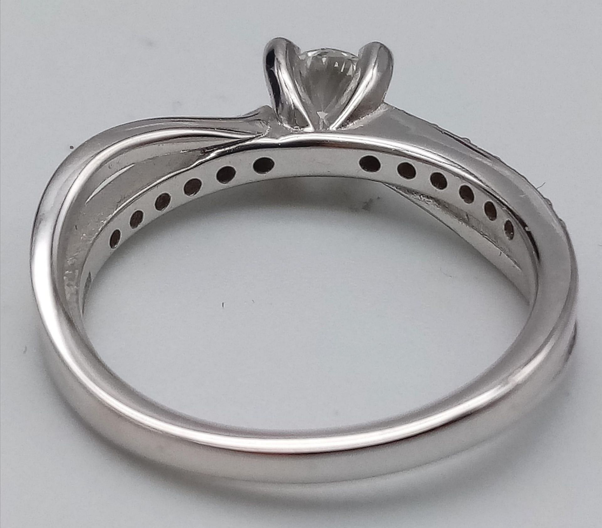 A 18K WHITE GOLD DIAMOND TWIST RING 0.40CT CENTRE ROUND BRILLIANT PLUS DIAMOND SHOULDERS 3.6G SIZE L - Image 4 of 5