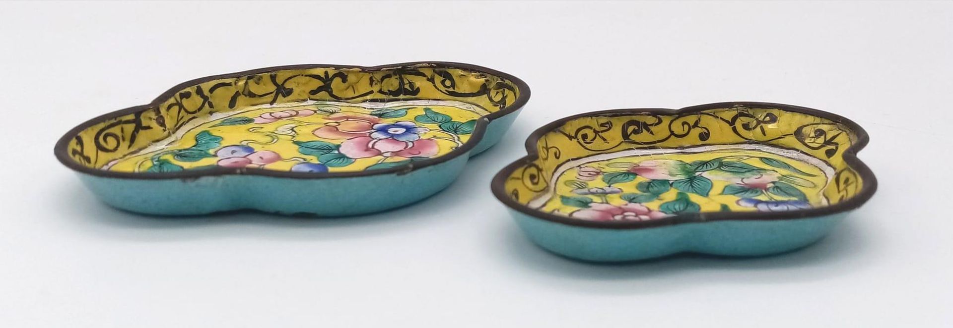 A pair of wonderful small Chinese Canton Antique 19th Century Dishes. Vibrant yellow enamel - Bild 2 aus 3