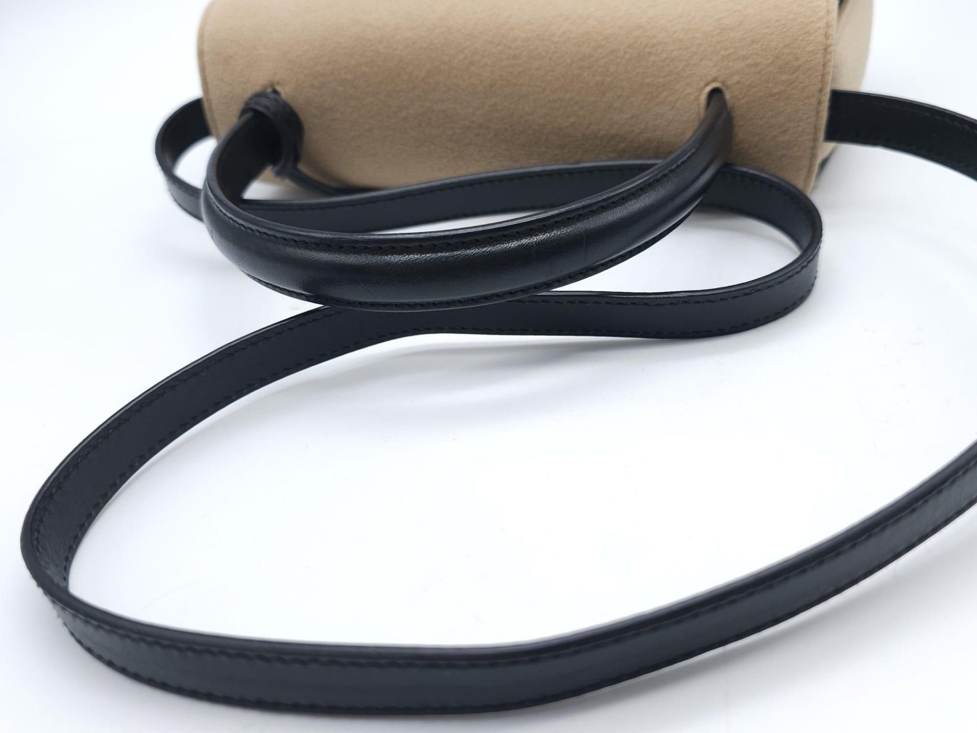 Gucci Tan Wool Purse. This Gucci tan wool purse features a black bar closure, black leather - Bild 27 aus 29