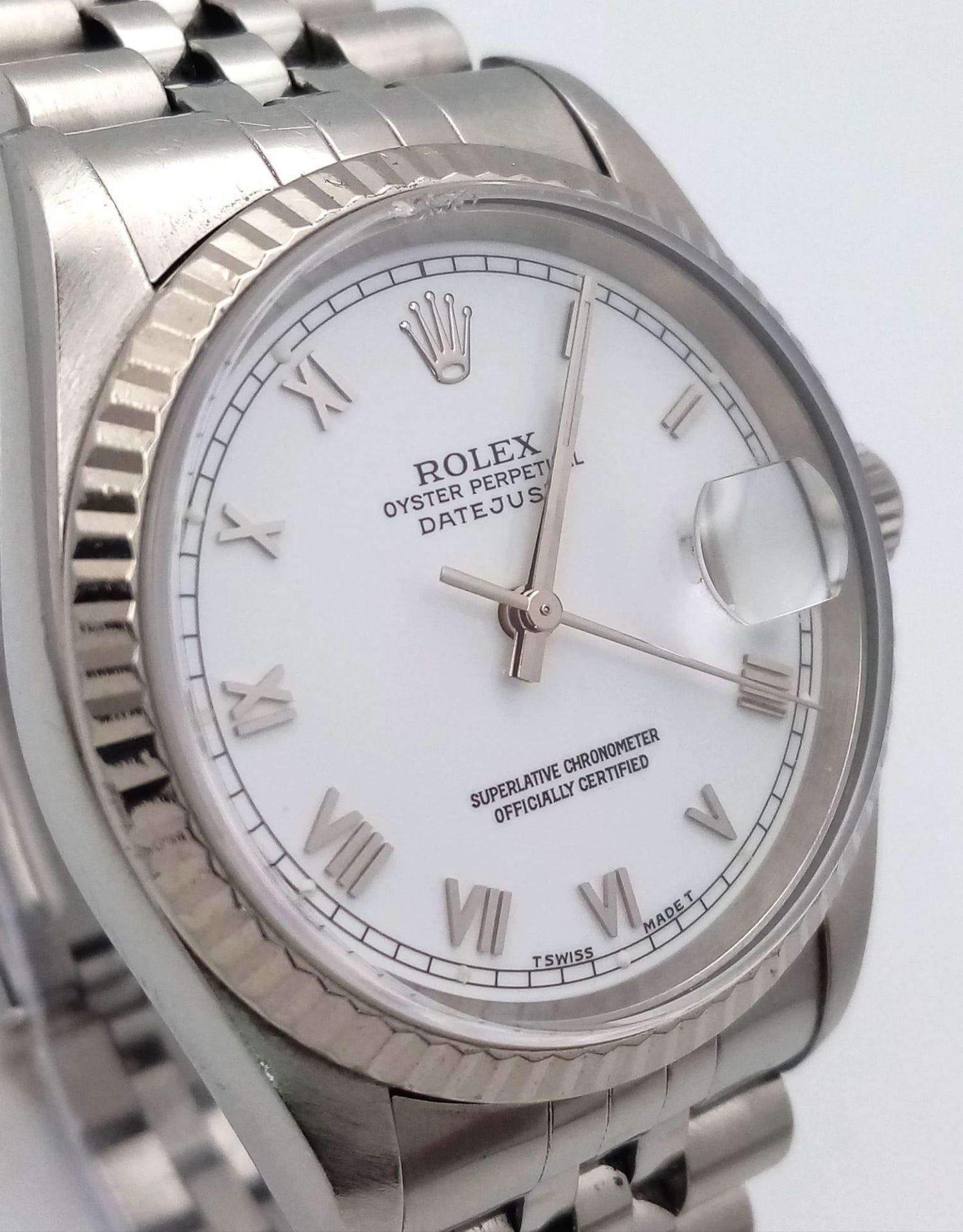 A GENTS ROLEX OYSTER PERPETUAL DATEJUST WATCH IN STAINLESS STEEL WITH WHITE DIAL , ROMAN NUMERALS - Image 4 of 19