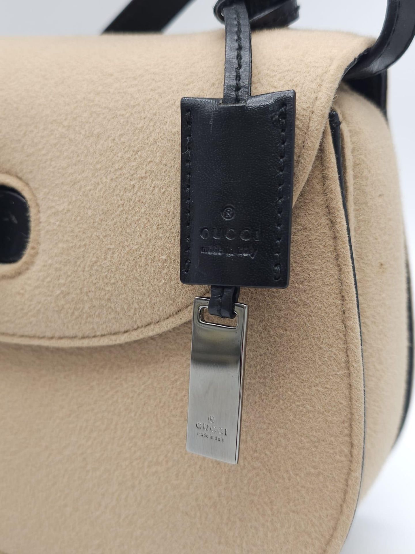 Gucci Tan Wool Purse. This Gucci tan wool purse features a black bar closure, black leather - Bild 11 aus 29