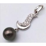 A 18K WHITE GOLD DIAMOND & PEARL SET DROP PENDANT 2.1G approx 35mm ref: M5