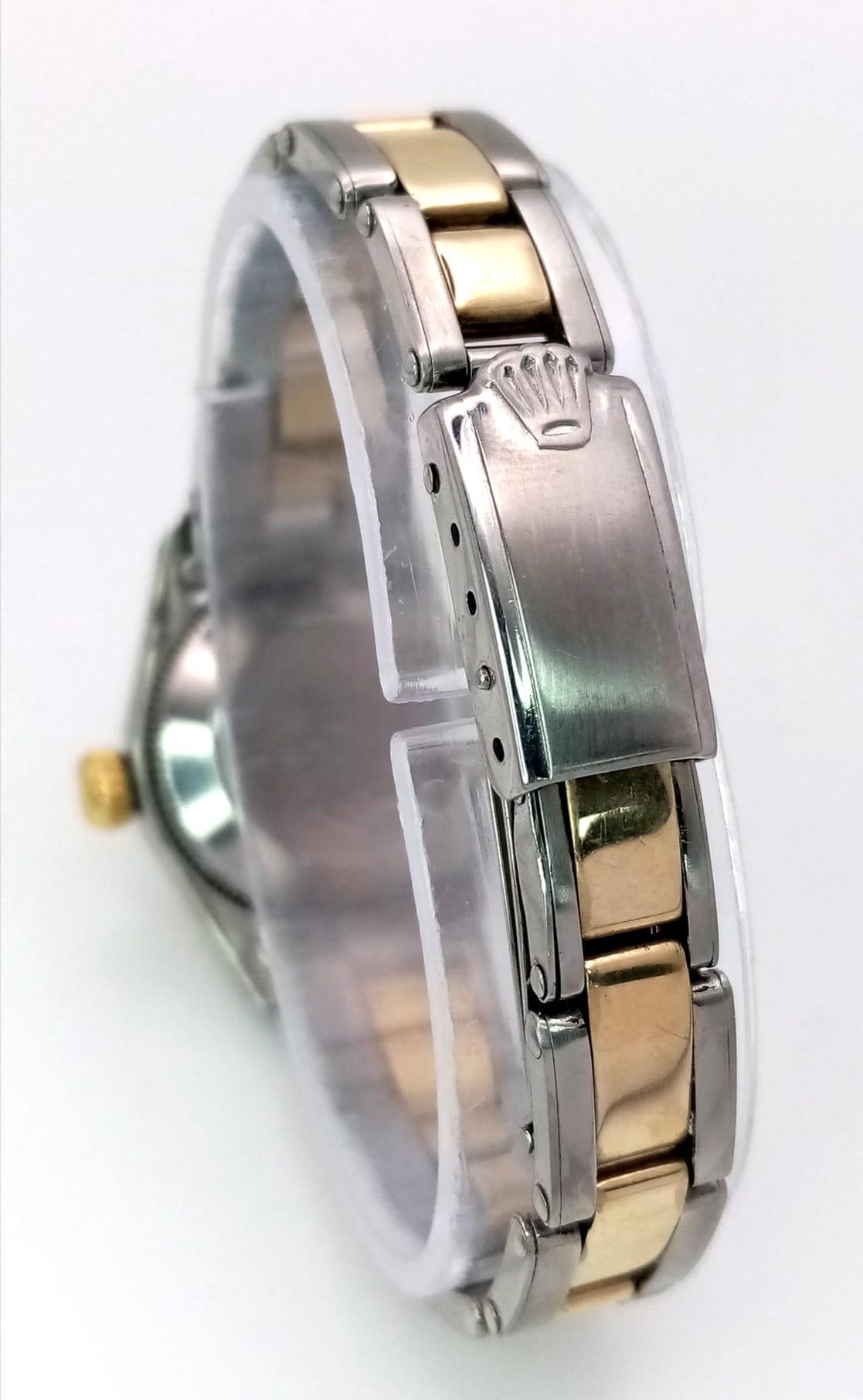 A VINTAGE LADIES ROLEX OYSTER PERPETUAL BI-METAL WRIST WATCH WITH ROMAN NUMERALS AND WHITE DIAL . - Image 5 of 7