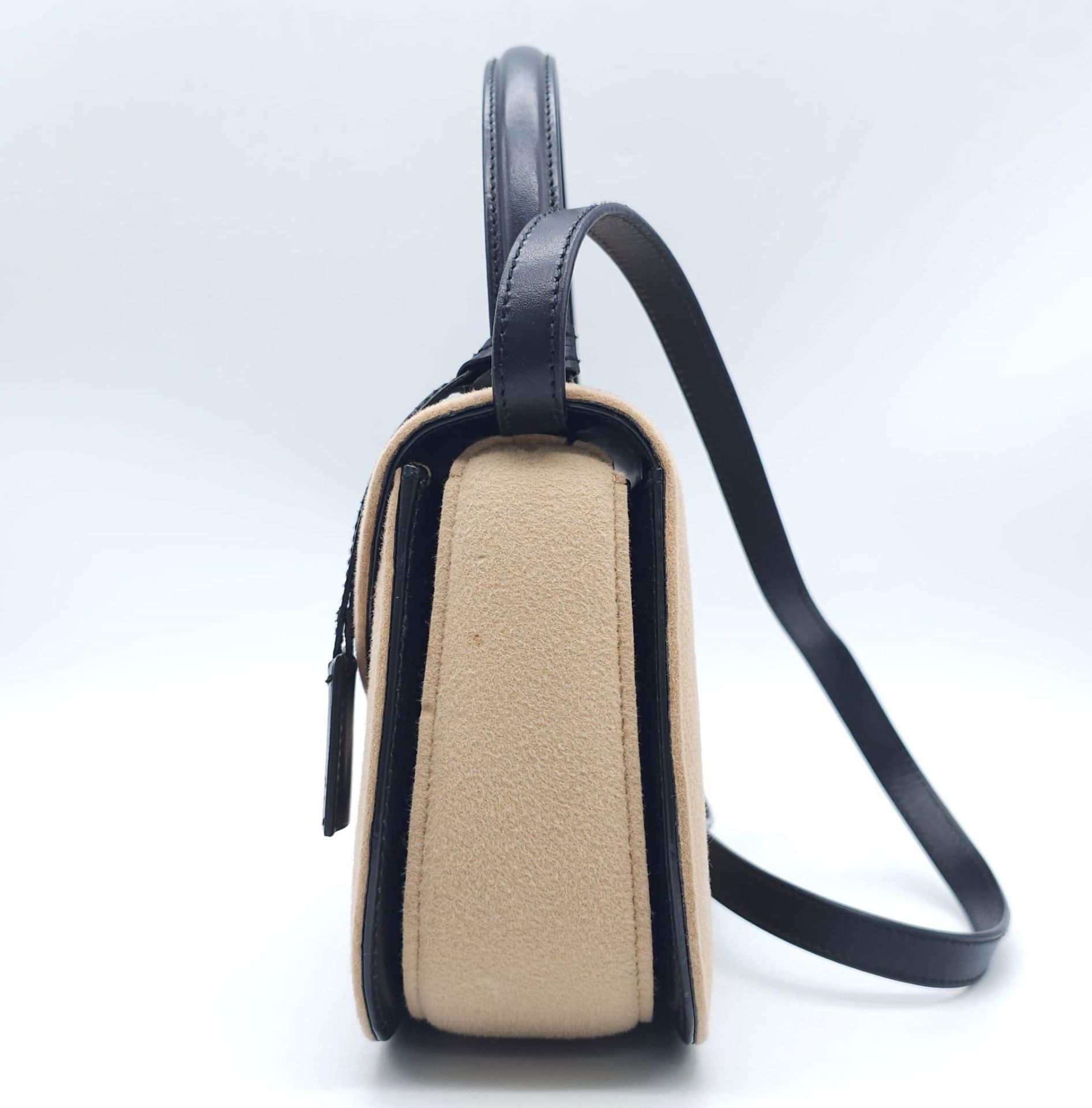 Gucci Tan Wool Purse. This Gucci tan wool purse features a black bar closure, black leather - Bild 3 aus 29