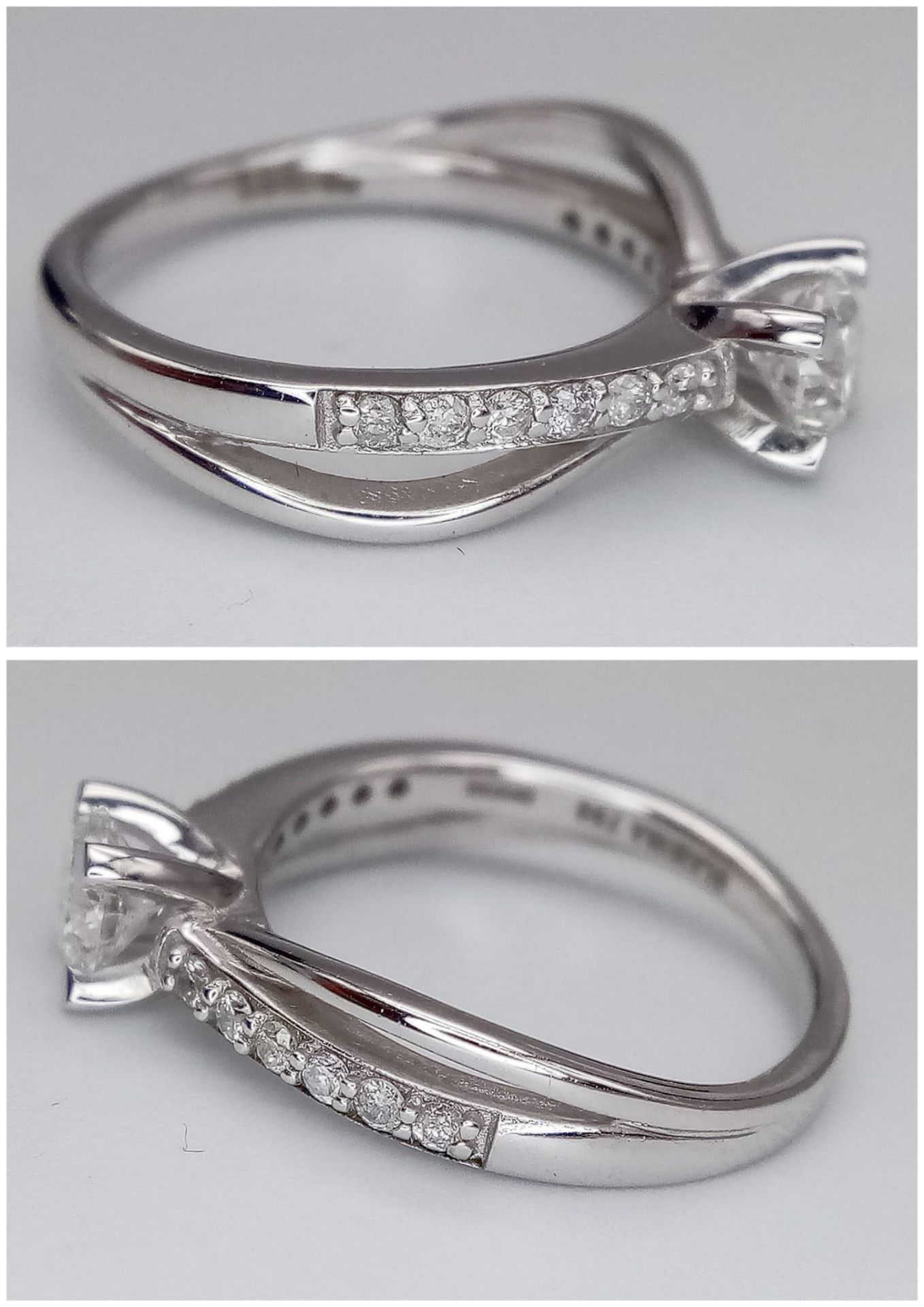 A 18K WHITE GOLD DIAMOND TWIST RING 0.40CT CENTRE ROUND BRILLIANT PLUS DIAMOND SHOULDERS 3.6G SIZE L - Image 3 of 5