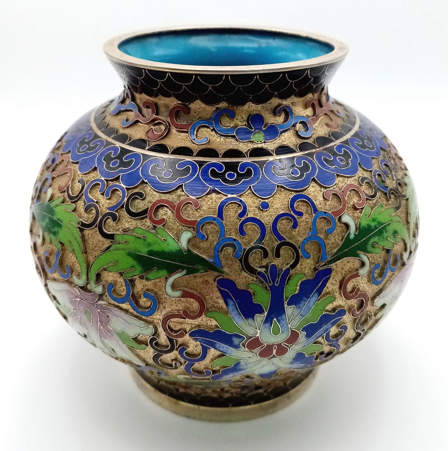 Stunning vintage Chinese Cloisonné Enamel Circular Pot. Wonderful floral decoration against a gold - Bild 4 aus 14
