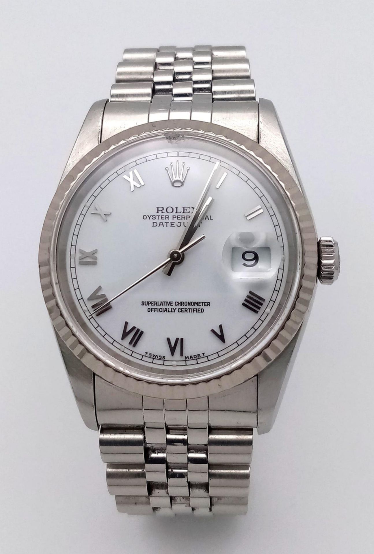 A GENTS ROLEX OYSTER PERPETUAL DATEJUST WATCH IN STAINLESS STEEL WITH WHITE DIAL , ROMAN NUMERALS - Image 2 of 19