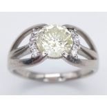 A STUNNING DIAMOND RING WITH A 1.54ct PALE YELLOW CENTRE STONE SURROUNDED BY CONTRASTING WHITE