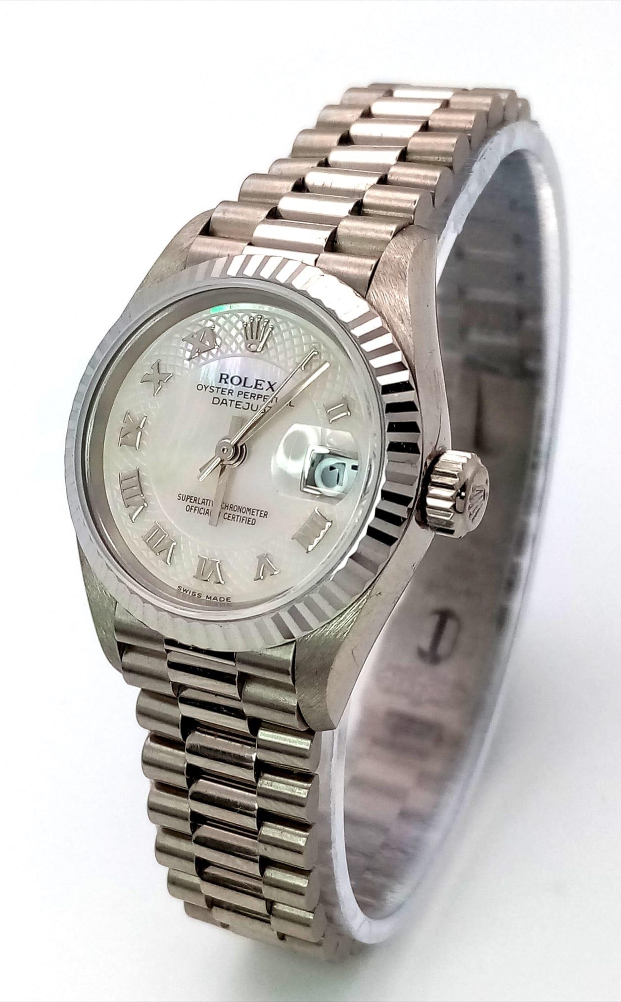 A LADIES ROLEX 18K WHITE GOLD OYSTER PERPETUAL DATEJUST WITH UNUSUAL PATTERNED DIAL , ROMAN NUMERALS - Image 3 of 9