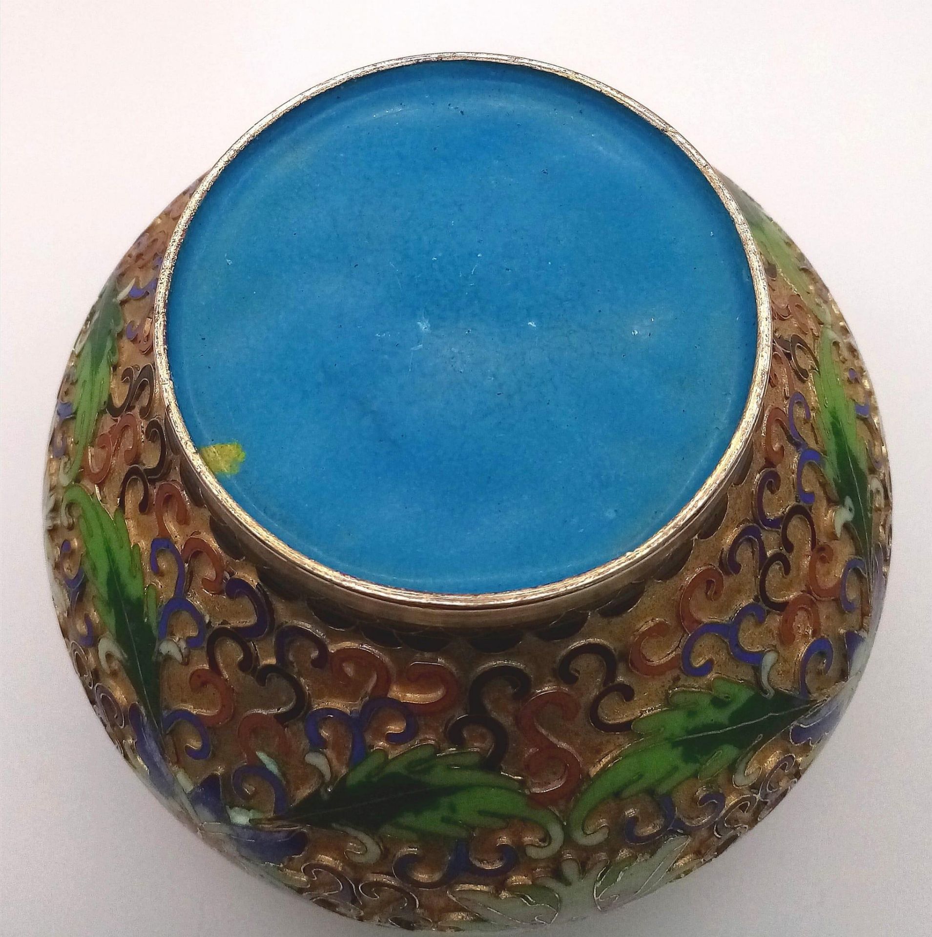 Stunning vintage Chinese Cloisonné Enamel Circular Pot. Wonderful floral decoration against a gold - Bild 14 aus 14