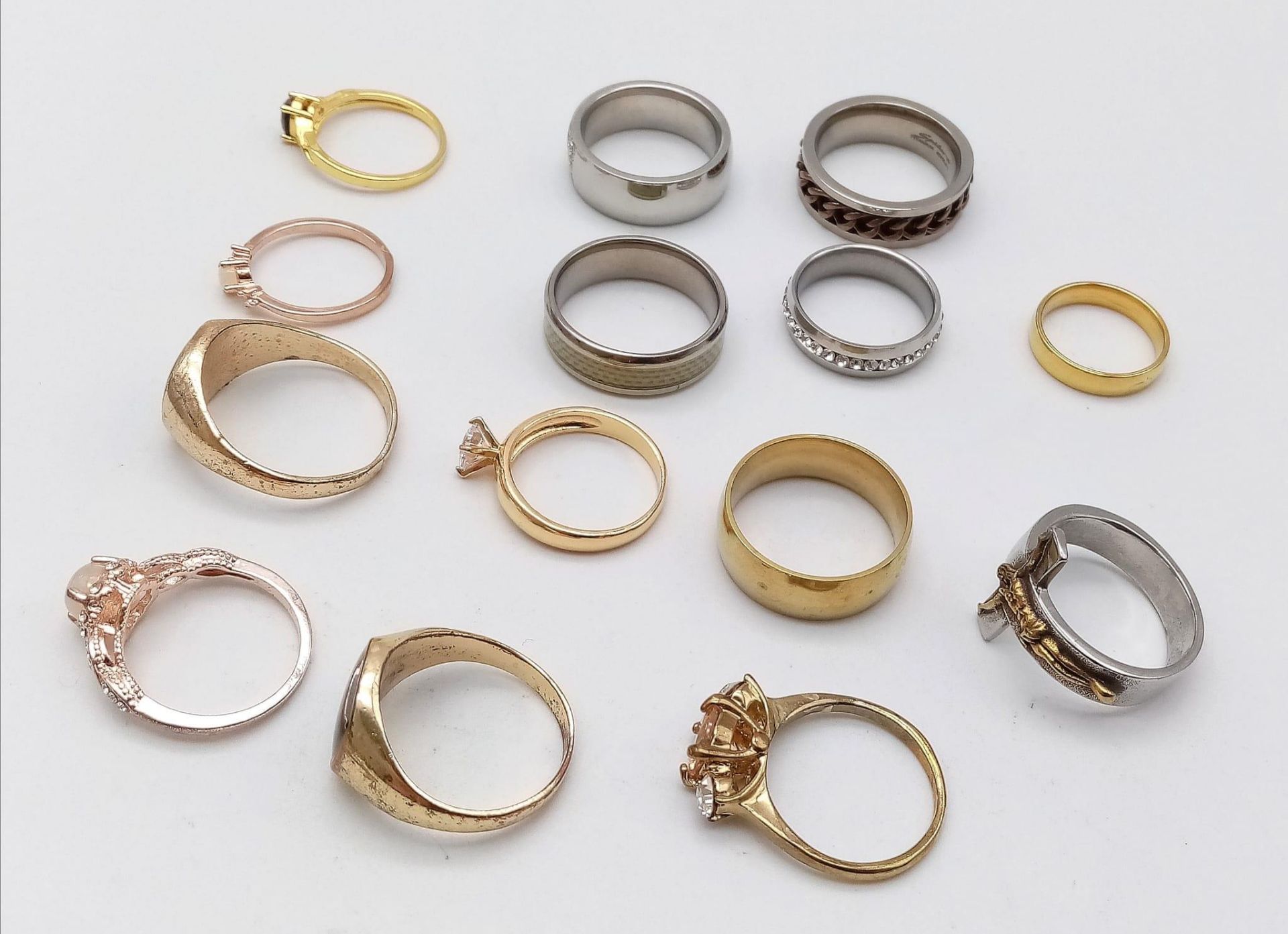 14 Different Style Decorative Rings in Larger Sizes. Set in white and gilded metal. - Image 3 of 7