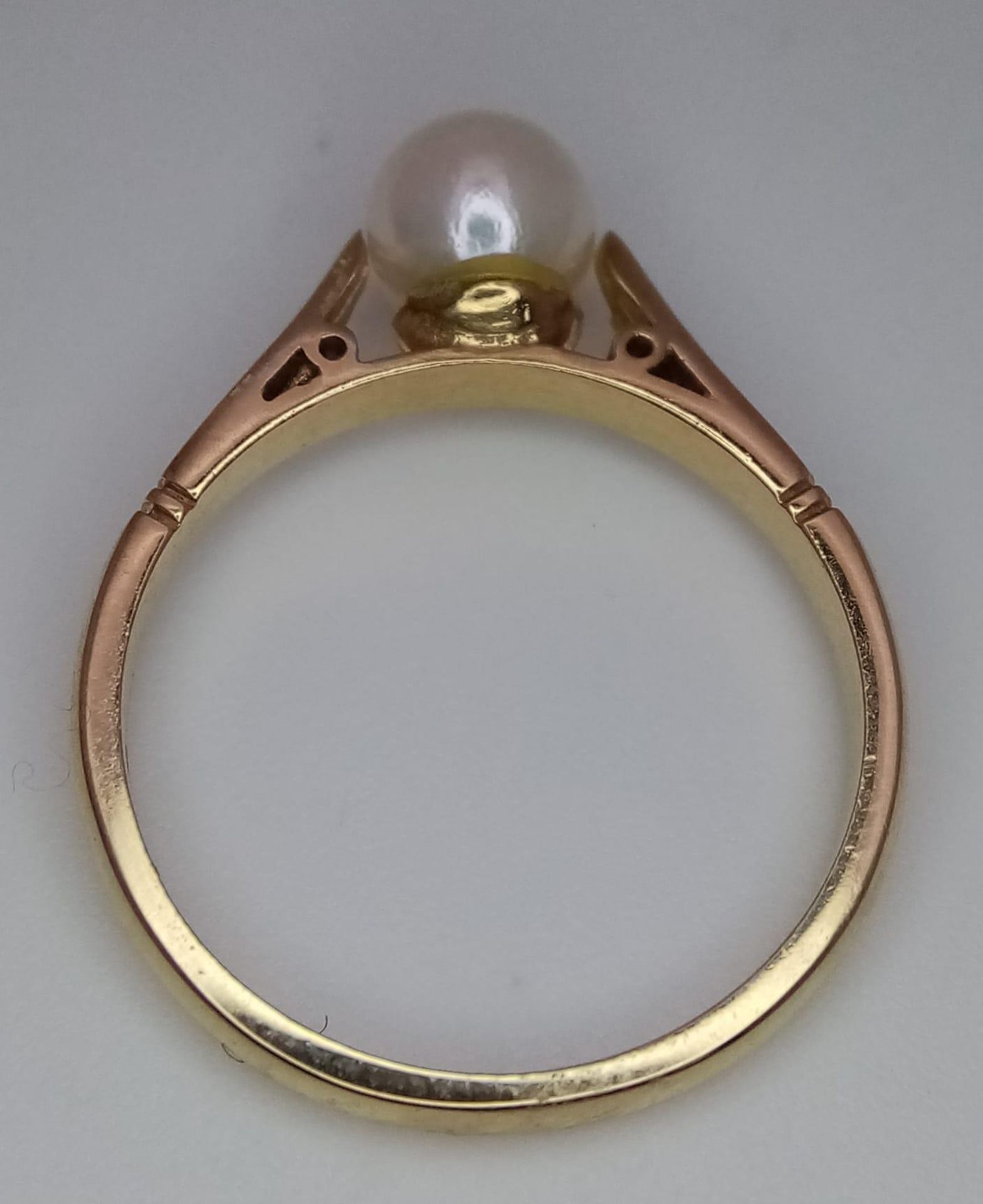 9k yellow gold ring with single cultured pearl. Weight: 2.5g Size O (pearl: 6mm) - Bild 3 aus 4