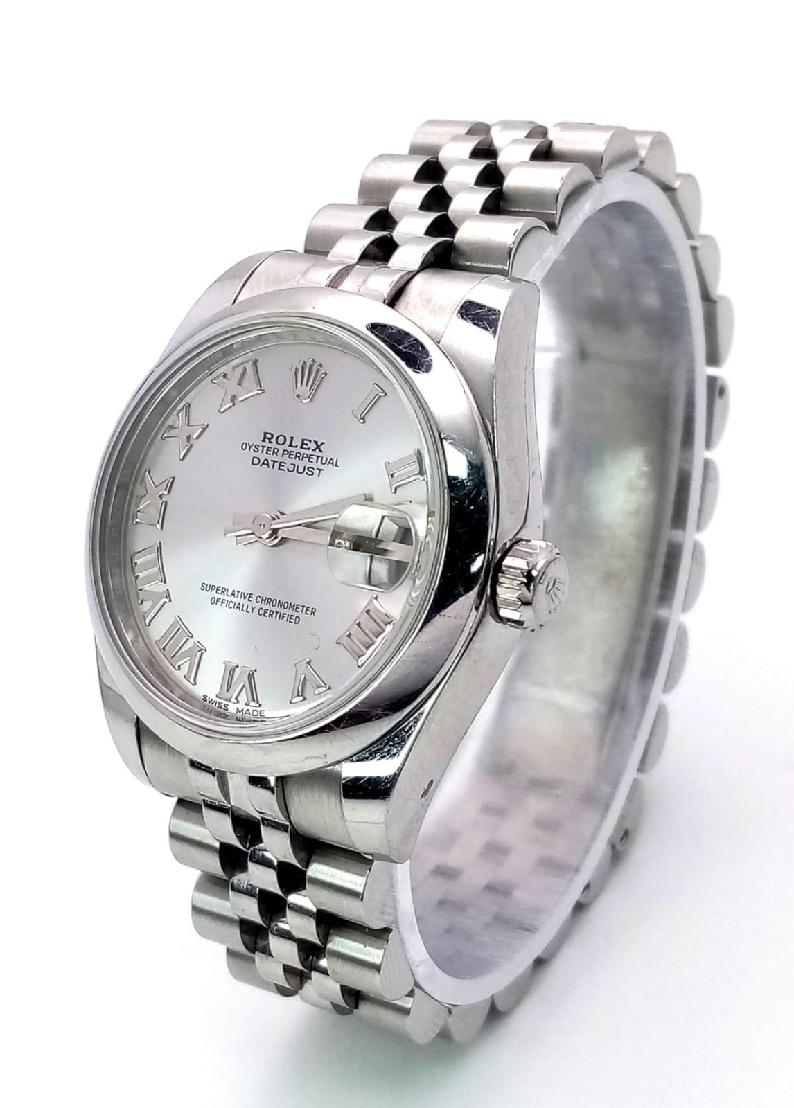 A MID SIZE ROLEX PERPETUAL DATEJUST IN STAINLESS STEEL WITH SILVERTONE DIAL AND ROMAN NUMERALS . - Image 2 of 8